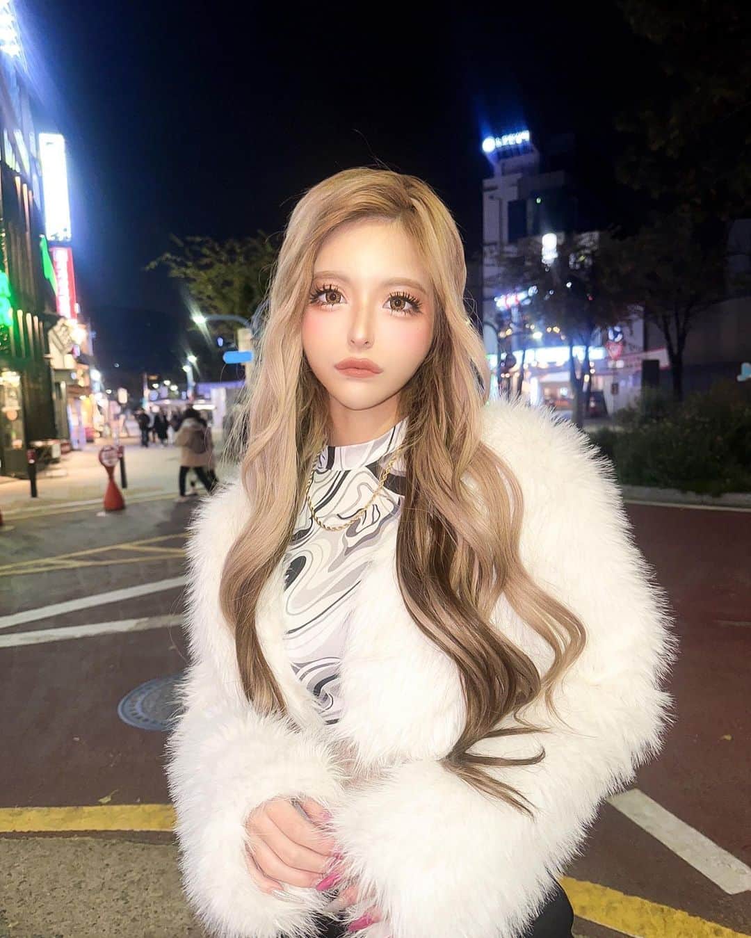 アンジェリカのインスタグラム：「冬のSHEINコーデin🇰🇷❤️ 【試すたび、好きが見つかる。届くたび、好きが増えてく。  30万点以上の人気アイテムが限定値下げ。】 クーポンコード🎀BFJP709🎀  1枚目 :🆔22198552 2枚目:🆔22817779 🆔24774380 3枚目:🆔25288081 🆔21606366 . #SHEINGoodFinds #SHEINblackfriday #SHEINforAll #loveshein #ad #saveinstyle#PR」