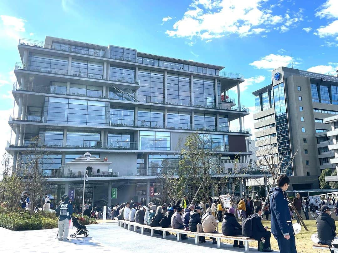 足立康史のインスタグラム：「本日午前は、大池地区文化展にうかがった後、茨木市文化・子育て複合施設「おにクル」開館記念式典へ。北大阪急行電鉄南北線延伸線レール締結式へ移動するため一部だけの参加となりましたが、関係者の皆さまには改めて感謝を申し上げます。おにクル開館おめでとうございました！」