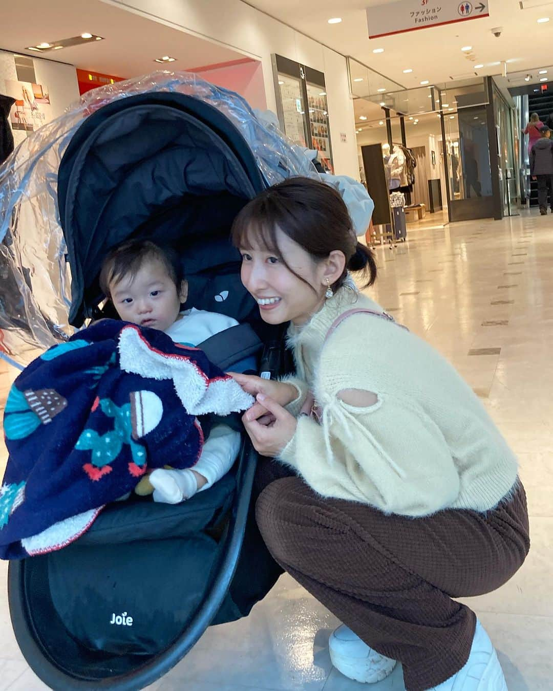 砂川陽香のインスタグラム：「もふもふ~大好きなニットの季節がやってきた🥰 この日ははるちゃんとひなと白ニットで合わせたよ🤍  大好きな(@sheinofficial )(@shein_japan )から 新ブランド「 FRIFUL フリフル 」が登場したよ~♩  日本人の体型にあったブランドなので#SHEIN で今まで 届いてみたら思ってたのと違った､､､! なんてことがよくあった人には朗報です🫡  着画も日本人モデルの人が多いからイメージも湧きやすく 私がこの日着てるニットもFRIFULです ハイネック×肩見せ×ショート丈という大好きが 詰まった商品で即決した🫶🏻  商品ID⇨23082329  なんと､､､今タイムセールで半額になってたよ~🥺  12/31まで使えるクーポンコードあるのでぜひ使ってね! 私もいつもクーポン使って買い物してます😌  クーポンコード⇨ FRIFUL61 (( 5999円まで15%OFF ､ 6000円以上の購入で20%OFF ))  ㅤㅤㅤㅤㅤㅤㅤㅤㅤㅤㅤㅤㅤ ㅤㅤㅤㅤㅤㅤㅤㅤㅤㅤㅤㅤㅤ #PR#FRIFUL#SHEINコーデ#FRIFULコーデ#BeSHEINモデル#SHEIN購入品#シーイン#シーイン購入品 #かっつんこーで#白ニット#ニットコーデ#スタイルアップコーデ#3人ママ#ママコーデプチプラ #ママコーディネート #3児のママ #着痩せコーデ #肌見せコーデ」