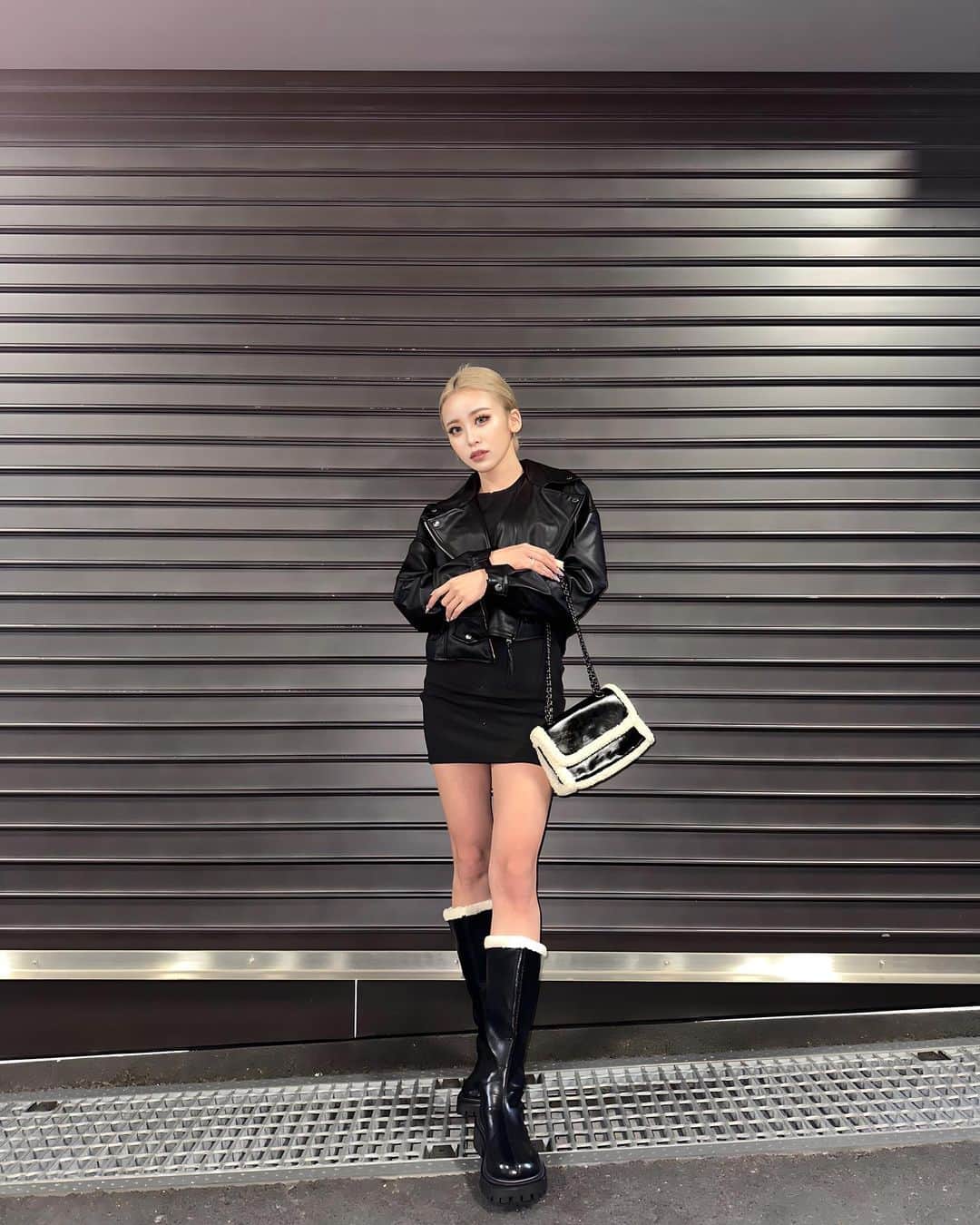 染谷リアナのインスタグラム：「@shein_japan 2コーデ🫶🏻 今回はモノトーンコーデにしてみた👀  1コーデ目 outer：11022778 onepiece：22976848 boots：20803593 bag：23887160  2コーデ目 onepiece：1681600 boots：19545574 bag：23887160  クーポンコード 『BFJP210』  お買い上げ金額1～5,999円まではセール価格より15%OFF、6,000円以上は20%OFFが適用されるよ💕  利用期限 1月31日〆  試すたび、好きが見つかる。 届くたび、好きが増えてく。  みんなもお買い物してみてね🛒´-   #pr  #sheingoodfinds  #shein1111sale  #sheinofall  #loveshein  #ad  #saveinstyle」