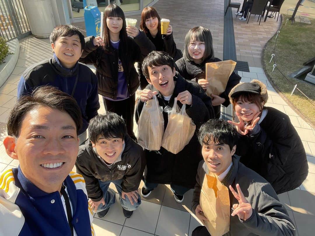 皆川勇気さんのインスタグラム写真 - (皆川勇気Instagram)「出番前の舞台袖、ピーナツが「お昼いきませんか？」と言ってきたので、「いいよ！」と答えただけなんですが、勝手に7人引き連れて来ました🥜  #全額」11月26日 17時13分 - yuuki_minagawa