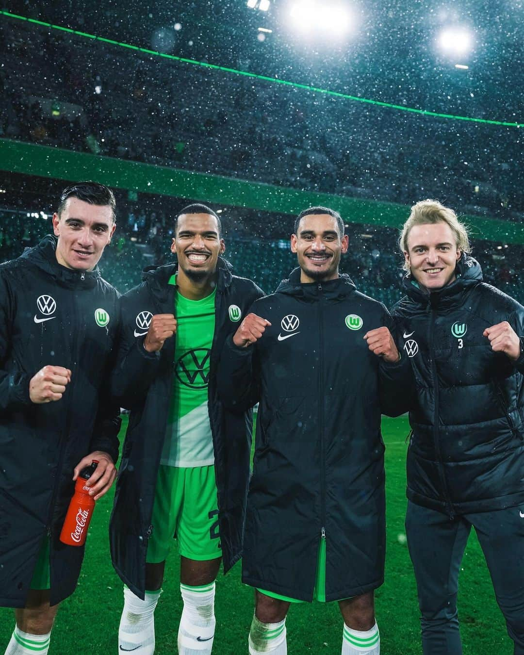 VfLヴォルフスブルクさんのインスタグラム写真 - (VfLヴォルフスブルクInstagram)「➕3️⃣! 💚  #vflwolfsburg #arbeit #fussball #leidenschaft #immernurdu #immer_hungrig #bundesliga #wobrbl」11月26日 17時15分 - vfl.wolfsburg