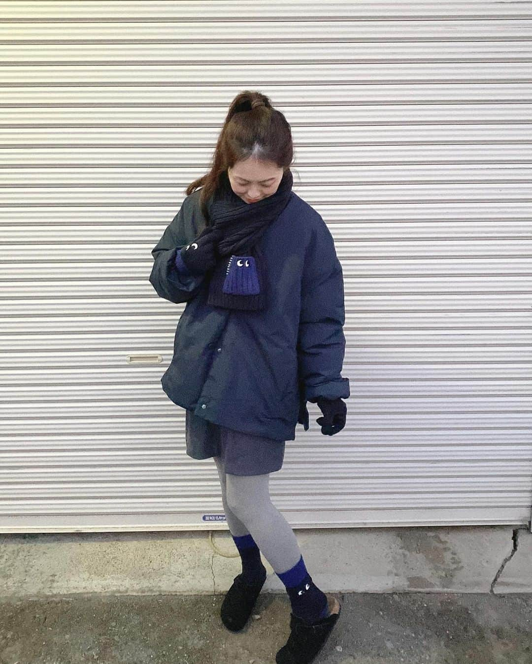 manamisotayutaさんのインスタグラム写真 - (manamisotayutaInstagram)「〻𝕔𝕠𝕣𝕕𝕚𝕟𝕒𝕥𝕖〻 navy code💙  UNIQLO x ANYA HINDMARCH 👀︎︎💙 発売日は仕事だったから　あきらめてたんだけど お昼休みにonline見たらやっぱりつながらなくて でもたまたまタイミングよくポチッとできた♡  欲しかったネイビーシリーズ💙 この他にグレーのニットも買えた🩶 kidsもニット帽も欲しかったなぁ💦  👀めちゃくちゃかわいい♡ そしてめちゃくちゃあったかい♡ ＊ ＊  #uniqloanyahindmarch #ユニクロアニヤハインドマーチ  #ネイビーコーデ  #ママコーデ#アラフォーコーデ #locari#mamagirl #mineby3mootd  #大人カジュアル #大人コーデ #uniqlo#ユニクロコーデ#ユニクロ」11月26日 17時15分 - manamisotayuta