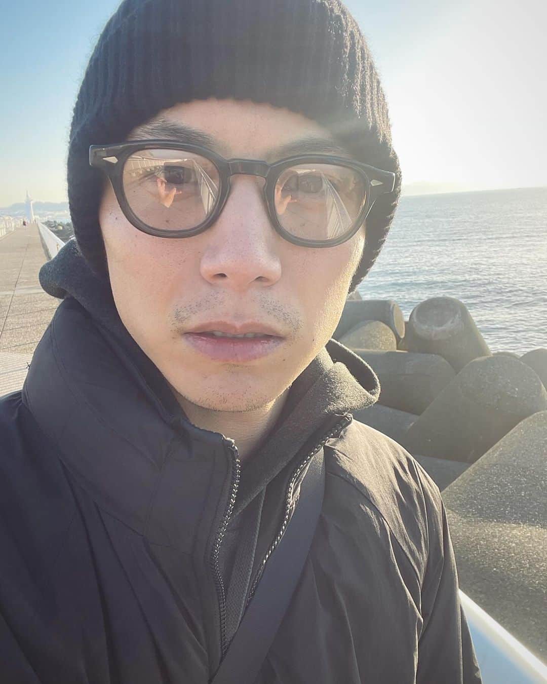 宮崎秋人のインスタグラム：「こないだ朝っぱらからバイクで海行った。 早過ぎてお店どこもやってなかったから 海眺めながらコンビニのカレー食って帰るだけの、朝活。  またやろ。」