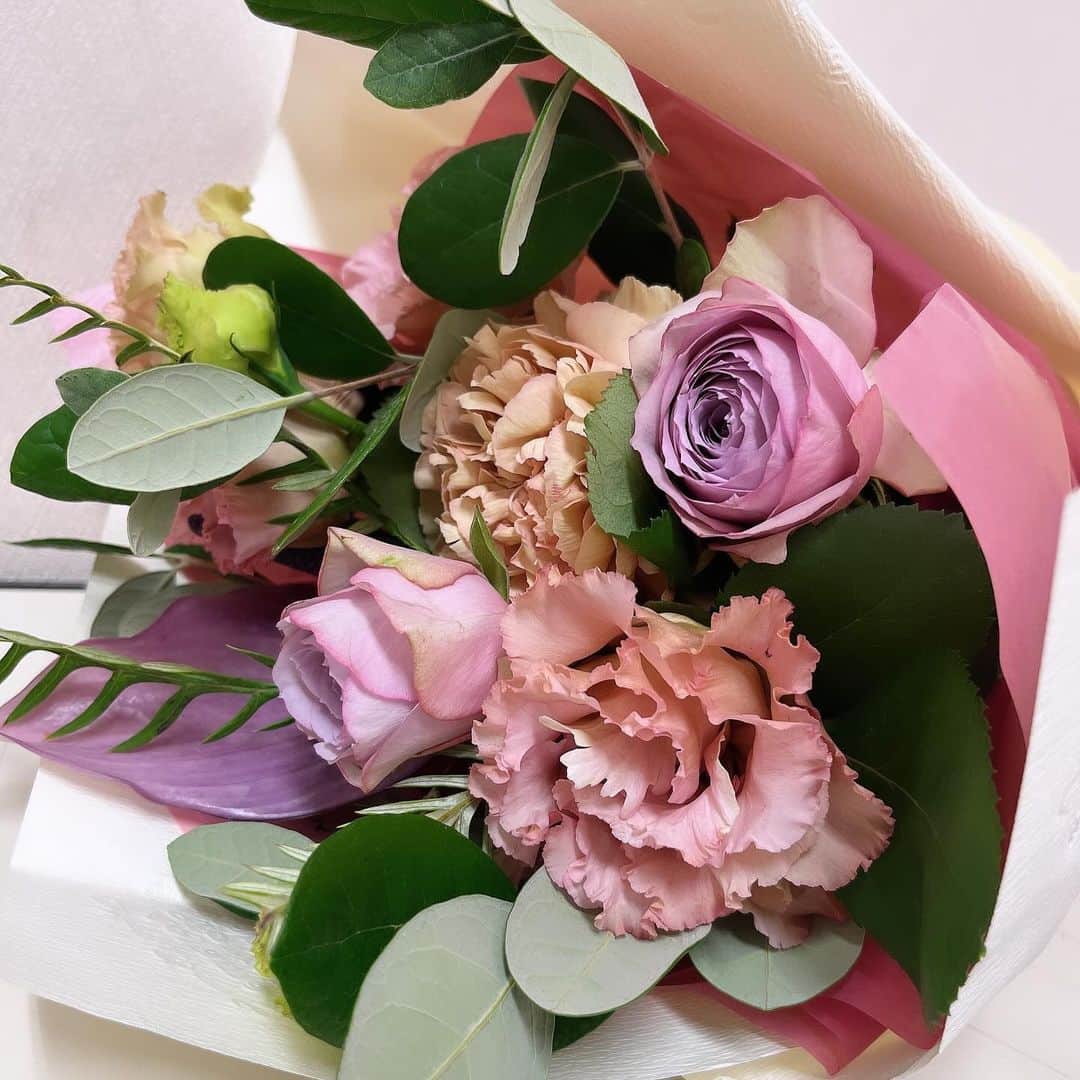 山崎カノンのインスタグラム：「💐 ・ ・ なんと今日が、デビューしてから100本目のLIVE‼︎ ファンの方から素敵なお花やおめでとうの言葉を頂けて。。 いつも応援して下さり、本当にありがとうございます！ ・ お花、お家に飾ろーっと🩷」
