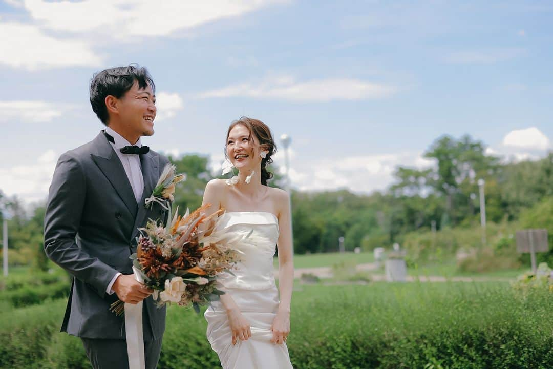 ラヴィ•ファクトリーさんのインスタグラム写真 - (ラヴィ•ファクトリーInstagram)「【写真で叶える結婚式】 . 大都会・大阪に居ながら ナチュラルな自然を存分に満喫できる 服部緑地公園📷✨  街中とは違った自然豊かなロケーションでの フォト撮影であれば いつものおふたりらしい笑顔を引き出します🕊 . —————— ラヴィファクトリー:@osaka_laviephotography Photographer: @imani_photography7 AREA:JAPAN,OSAKA —————— @laviefactoryをフォローして #laviefactory #ラヴィファクトリー のハッシュタグをつけて お写真を投稿してみてくださいね* . こちらの公式IG（@laviefactory） で取り上げさせていただきます✨ . 思わず笑顔になれるハートのある 「家族写真」はラヴィクルール* >>>@laviecouleur_official . #wedding #weddingphotography #photo #ハートのある写真 #instawedding #結婚写真 #ウェディング #ウェディングフォト #撮影指示書 #ロケーションフォト #前撮り #写真好きな人と繋がりたい #フォトウェディング #卒花 #後撮り #ウェディングニュース #前撮り小物 #前撮りフォト #前撮りアイテム #ウェディング撮影 #撮影構図 #前撮りアイディア #撮影指示書 #花嫁コーディネート #花嫁コーデ #服部緑地公園 #ナチュラルウェディング #2023冬婚」11月26日 17時16分 - laviefactory