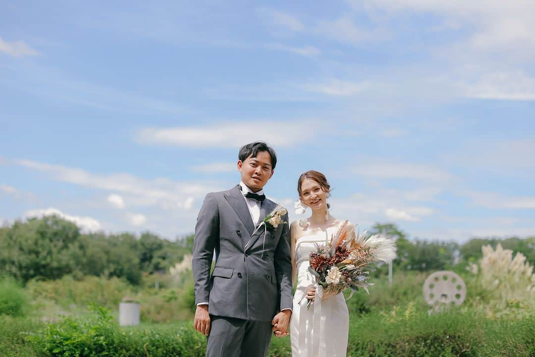 ラヴィ•ファクトリーさんのインスタグラム写真 - (ラヴィ•ファクトリーInstagram)「【写真で叶える結婚式】 . 大都会・大阪に居ながら ナチュラルな自然を存分に満喫できる 服部緑地公園📷✨  街中とは違った自然豊かなロケーションでの フォト撮影であれば いつものおふたりらしい笑顔を引き出します🕊 . —————— ラヴィファクトリー:@osaka_laviephotography Photographer: @imani_photography7 AREA:JAPAN,OSAKA —————— @laviefactoryをフォローして #laviefactory #ラヴィファクトリー のハッシュタグをつけて お写真を投稿してみてくださいね* . こちらの公式IG（@laviefactory） で取り上げさせていただきます✨ . 思わず笑顔になれるハートのある 「家族写真」はラヴィクルール* >>>@laviecouleur_official . #wedding #weddingphotography #photo #ハートのある写真 #instawedding #結婚写真 #ウェディング #ウェディングフォト #撮影指示書 #ロケーションフォト #前撮り #写真好きな人と繋がりたい #フォトウェディング #卒花 #後撮り #ウェディングニュース #前撮り小物 #前撮りフォト #前撮りアイテム #ウェディング撮影 #撮影構図 #前撮りアイディア #撮影指示書 #花嫁コーディネート #花嫁コーデ #服部緑地公園 #ナチュラルウェディング #2023冬婚」11月26日 17時16分 - laviefactory