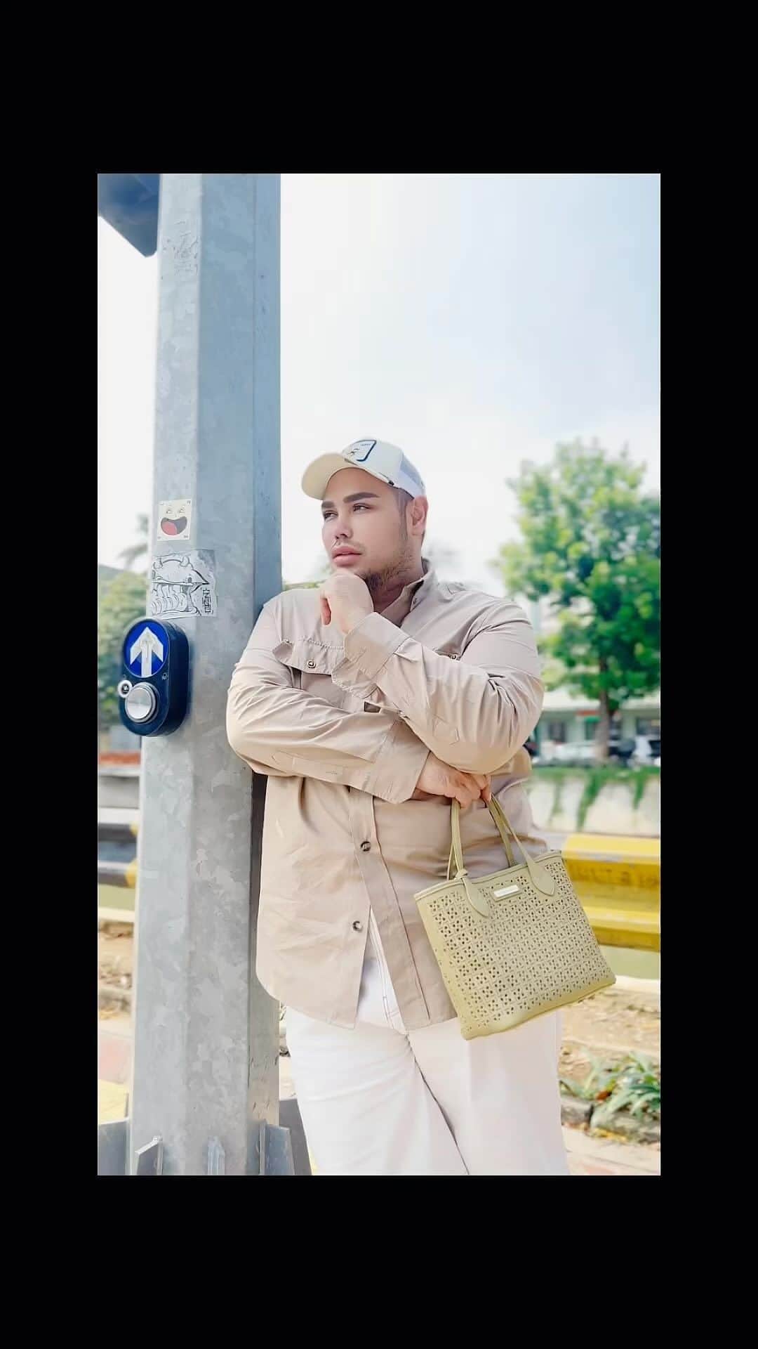 Ivan Gunawanのインスタグラム：「. Explore the perfect fusion of elegance and style in the collection bag from @ivangunawanprive.  Elevate your fashion with these exquisite treasures, available at @ivangunawanprive & @mandjha.ivangunawan store. 👜✨  #BagCollection  #IvanGunawanPrive  #LadyToteBag #ladymediumtotebag」