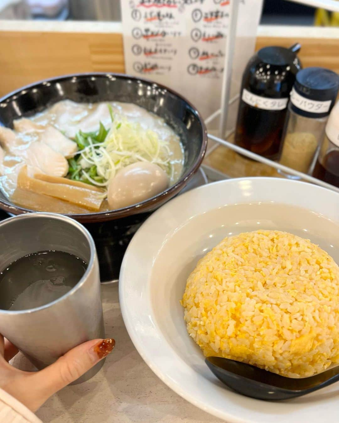 みき みーやんさんのインスタグラム写真 - (みき みーやんInstagram)「ラーメンと焼きめし🍜🥚 . らーめん Stand R&R 4号店が 寝屋川にオープンしてるの知ってた？？🤣❤ @ramenstandr4  . 自然光が入り込んでいて清潔感があって カフェみたいでここ好きなんよなぁ🤤💕 . . 注文したのはいつもの極濃スペシャルと いろんな味変が楽しめる焼きめし❤ 玉子は完全に火が通ってるタイプで 全体的にパラパラしてて食べやすい😍 . 味変は飽きることなくかなり楽しめるけど みんなはどれがお気に入りだろう♡ 私はあっさりポン酢が1番好きっー♡♡ . . #PR#ラーメン #ラーメンインスタグラマー #ラーメン部 #ラーメン好きな人と繋がりたい #ラーメンパトロール #ラーメン女子 #食べる動画 #どろどろ #アールアンドアール4号店 #寝屋川グルメ #寝屋川ランチ #寝屋川市駅 #フリーモデル#自撮り女子#ramen#ドロドロ#食べる女 #ラーメンランチ#こってり#らーめん#らーめん部」11月26日 17時27分 - mi_yan0101