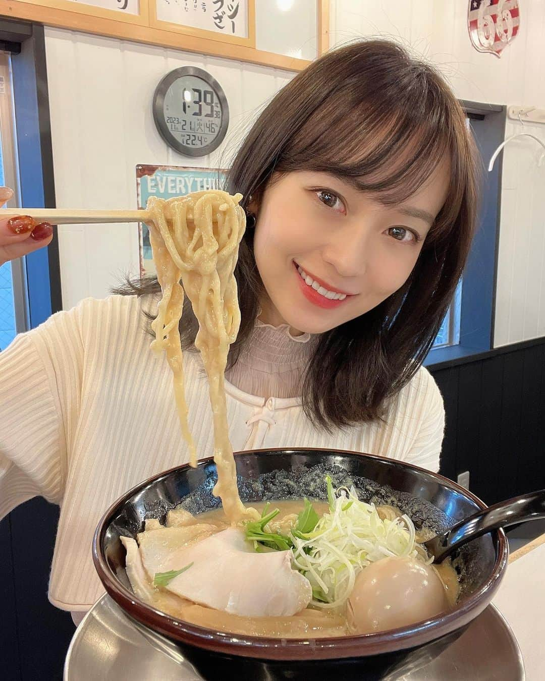 みき みーやんさんのインスタグラム写真 - (みき みーやんInstagram)「ラーメンと焼きめし🍜🥚 . らーめん Stand R&R 4号店が 寝屋川にオープンしてるの知ってた？？🤣❤ @ramenstandr4  . 自然光が入り込んでいて清潔感があって カフェみたいでここ好きなんよなぁ🤤💕 . . 注文したのはいつもの極濃スペシャルと いろんな味変が楽しめる焼きめし❤ 玉子は完全に火が通ってるタイプで 全体的にパラパラしてて食べやすい😍 . 味変は飽きることなくかなり楽しめるけど みんなはどれがお気に入りだろう♡ 私はあっさりポン酢が1番好きっー♡♡ . . #PR#ラーメン #ラーメンインスタグラマー #ラーメン部 #ラーメン好きな人と繋がりたい #ラーメンパトロール #ラーメン女子 #食べる動画 #どろどろ #アールアンドアール4号店 #寝屋川グルメ #寝屋川ランチ #寝屋川市駅 #フリーモデル#自撮り女子#ramen#ドロドロ#食べる女 #ラーメンランチ#こってり#らーめん#らーめん部」11月26日 17時27分 - mi_yan0101