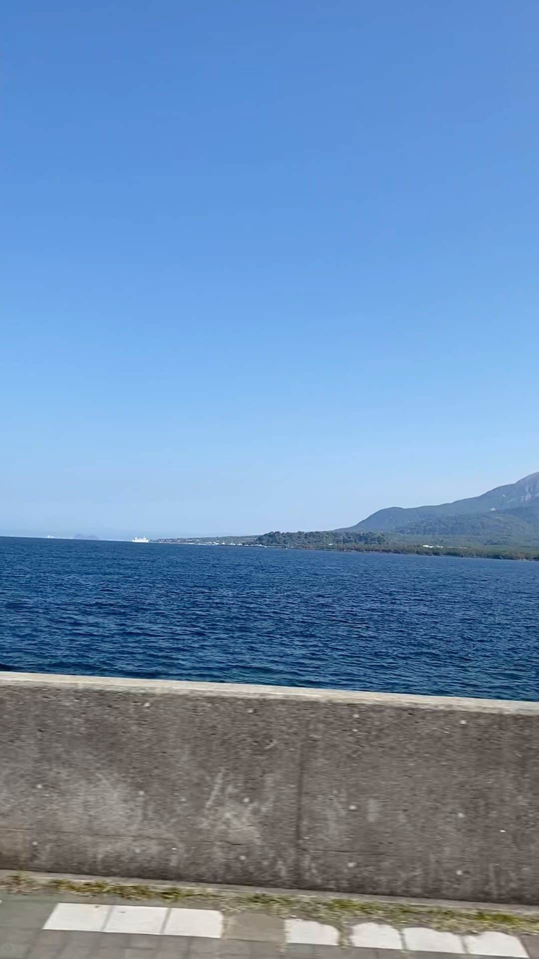 西川忠志のインスタグラム：「桜島  ということで今日は鹿児島県に来ておりまーす！  火山活動してますね🌋  自然は凄い！  よきお天気です。  気持ちいーい😃🙌  昼間はとっても暖かかったです👍  そして本日は桜島と海を挟んで真向かいのホールにて 吉本新喜劇・吉田裕座長作品の上演。 ２回公演も無事に終わりました。  ご来場頂きましたお客様ありがとうございました🙇‍♂️  帰りまーす✈️  感謝 西川忠志」