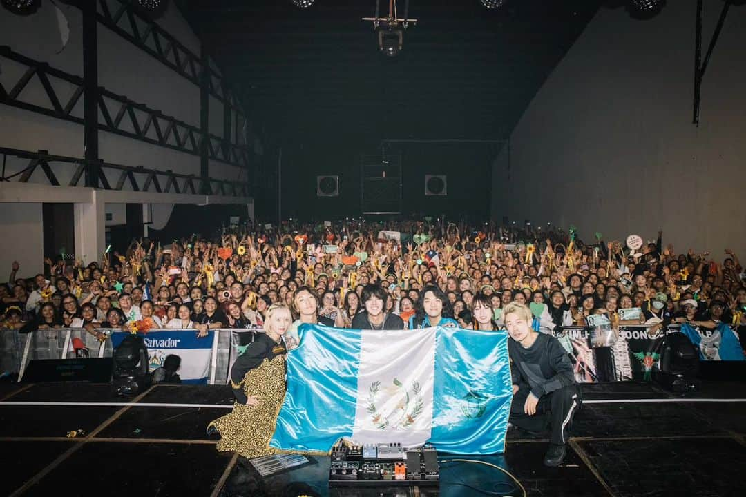 キム・ヒョンジュンさんのインスタグラム写真 - (キム・ヒョンジュンInstagram)「Guatemala에서 공연하는 첫 번째 코리안... 이게 어쩌면 별거 없는 소리처럼 들리는 사람도 있겠지만, 저한테는 꽤 의미 있는 시간이었어요 세계지리에서 보던 멀고도 낯선 나라 Guatemala에 이렇게 오랜 시간을 기다려주신 팬들이 계셨다는 것에 많은 감동을 받고 아직 라틴아메리카 투어가 일회 남았다는 걸 까맣게 있고 투혼을 다해버렸네요. 라이브 때 말씀드렸다시피 최초의 한국인이 아닌 최대 방문 한국인이 되도록 노력해 볼게요. 모두 행복하게 지내고 또 뵐 날을 기도하며 지내고 있을게요.  Guatemala 감사합니다~~^^  #HENECIA #RISINGIMPACT #Guatemala #GuatemalaHENECIA #KIMHYUNJOONG  #김현중  #キムヒョンジュン  #金賢重」11月26日 17時20分 - hyunjoong860606