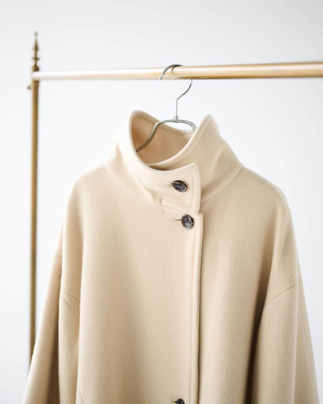 LOUNIE（ルーニィ）さんのインスタグラム写真 - (LOUNIE（ルーニィ）Instagram)「Stand Collar Coat 立ち姿まで素敵になる洗練デザイン  さっと羽織るだけで、こなれ感が漂う 印象的でスマートな美シルエット。 高めのスタンドカラーは 開けても立てても、どちらでも絵になります。  📌X'mas FAIR 11/23(木)～12/14(木)の期間中、税込み33,000円以上お買い上げで "ピンク"色の限定商品が当たる抽選会実施中！ 詳しくはLOUNIEオンラインストアへ！  #LOUNIE#ルーニィ#ホリデー#華やかコーデ #きれいめコーデ#通勤コーデ#クリスマスコーデ#女子会コーデ#ホテルランチ#ホカンス#アウターコーデ #スタンドカラー#イエロー#カラーコーデ」11月26日 17時21分 - lounie_jp