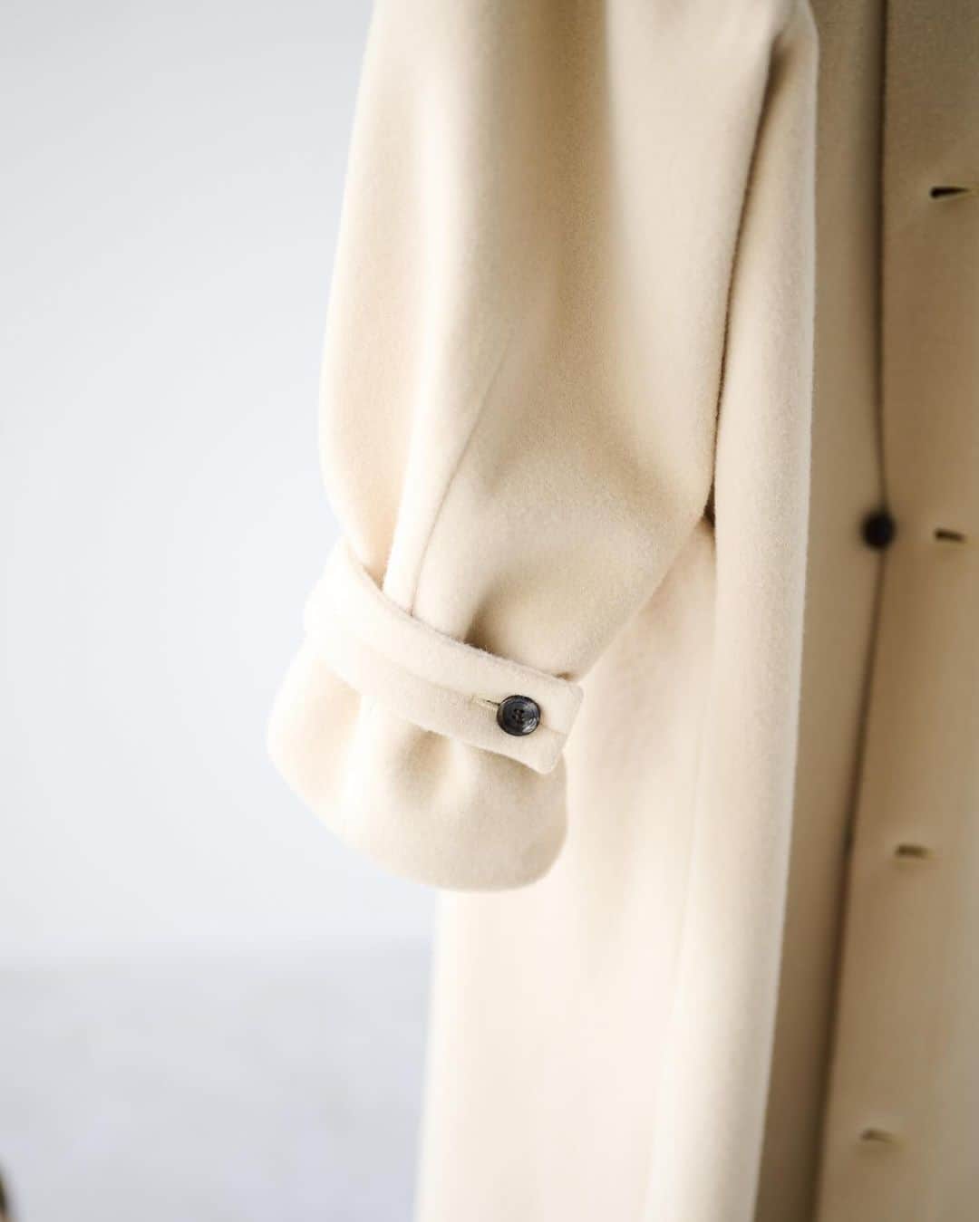 LOUNIE（ルーニィ）さんのインスタグラム写真 - (LOUNIE（ルーニィ）Instagram)「Stand Collar Coat 立ち姿まで素敵になる洗練デザイン  さっと羽織るだけで、こなれ感が漂う 印象的でスマートな美シルエット。 高めのスタンドカラーは 開けても立てても、どちらでも絵になります。  📌X'mas FAIR 11/23(木)～12/14(木)の期間中、税込み33,000円以上お買い上げで "ピンク"色の限定商品が当たる抽選会実施中！ 詳しくはLOUNIEオンラインストアへ！  #LOUNIE#ルーニィ#ホリデー#華やかコーデ #きれいめコーデ#通勤コーデ#クリスマスコーデ#女子会コーデ#ホテルランチ#ホカンス#アウターコーデ #スタンドカラー#イエロー#カラーコーデ」11月26日 17時21分 - lounie_jp