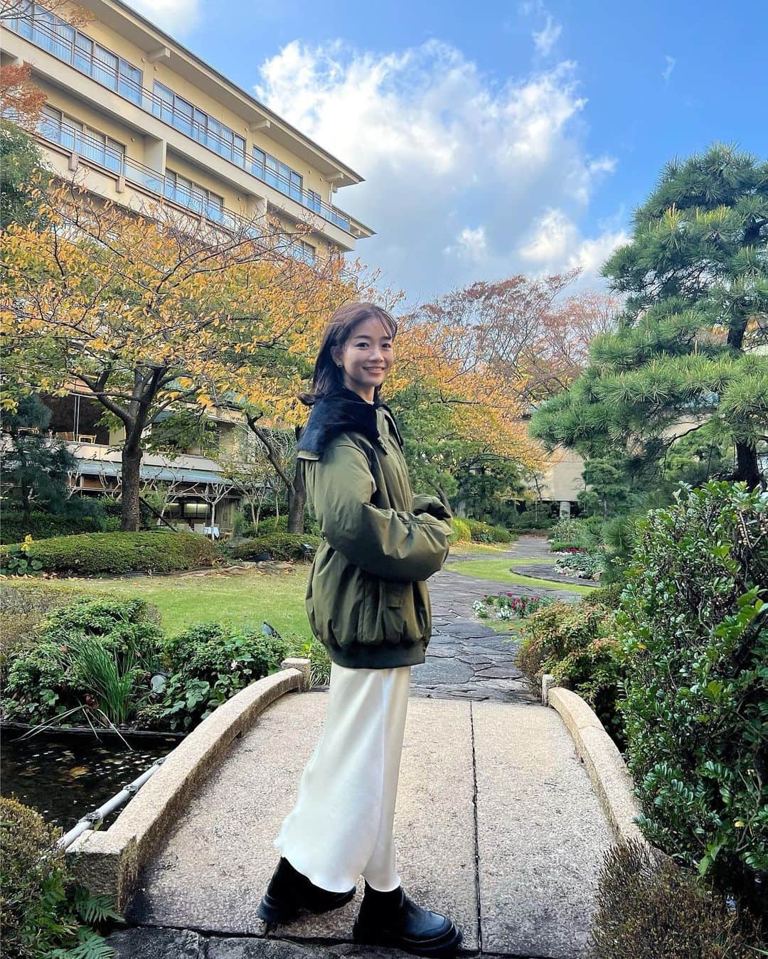 川村茉由さんのインスタグラム写真 - (川村茉由Instagram)「母と妹と3人で女子旅🥳  意外に3人は初…？！ いつもお父さんいるから🤣🤫  長島温泉 花水木に宿泊♨️ ずーーーっと泊まってみたかった♡ 結果最高🙌 おもてなしも、キレイさも、 料理も、温泉の数も🫶 ゆあみの島も宿泊者限定の 時間があるし😇  あと何よりゲームコーナー 広すぎて、ゲームセンター 大好き親子からしたら これまた最高🤑笑笑  射的ゲームハマりすぎて 何回もやった🫣笑 宿ついてやって、 ご飯を食べてまたやって、 温泉入ってまたやったわ🤣 結果アンパンマン取れなかった😡  写真は… 妹に撮ってもらった、 頑張って映えようとした写真と、 母に撮ってもらったら 事故でしかない姉妹の写真と、 ジャズドリームで撮ったら、 マツキヨの宣伝みたいに なった写真🤳  #旅行 #プチ旅行 #温泉 #花水木 #長島温泉 #湯あみの島 #ナガシマスパーランド #ジャズドリーム長島  #trip #spa #温泉旅行」11月26日 17時22分 - mayupi_k