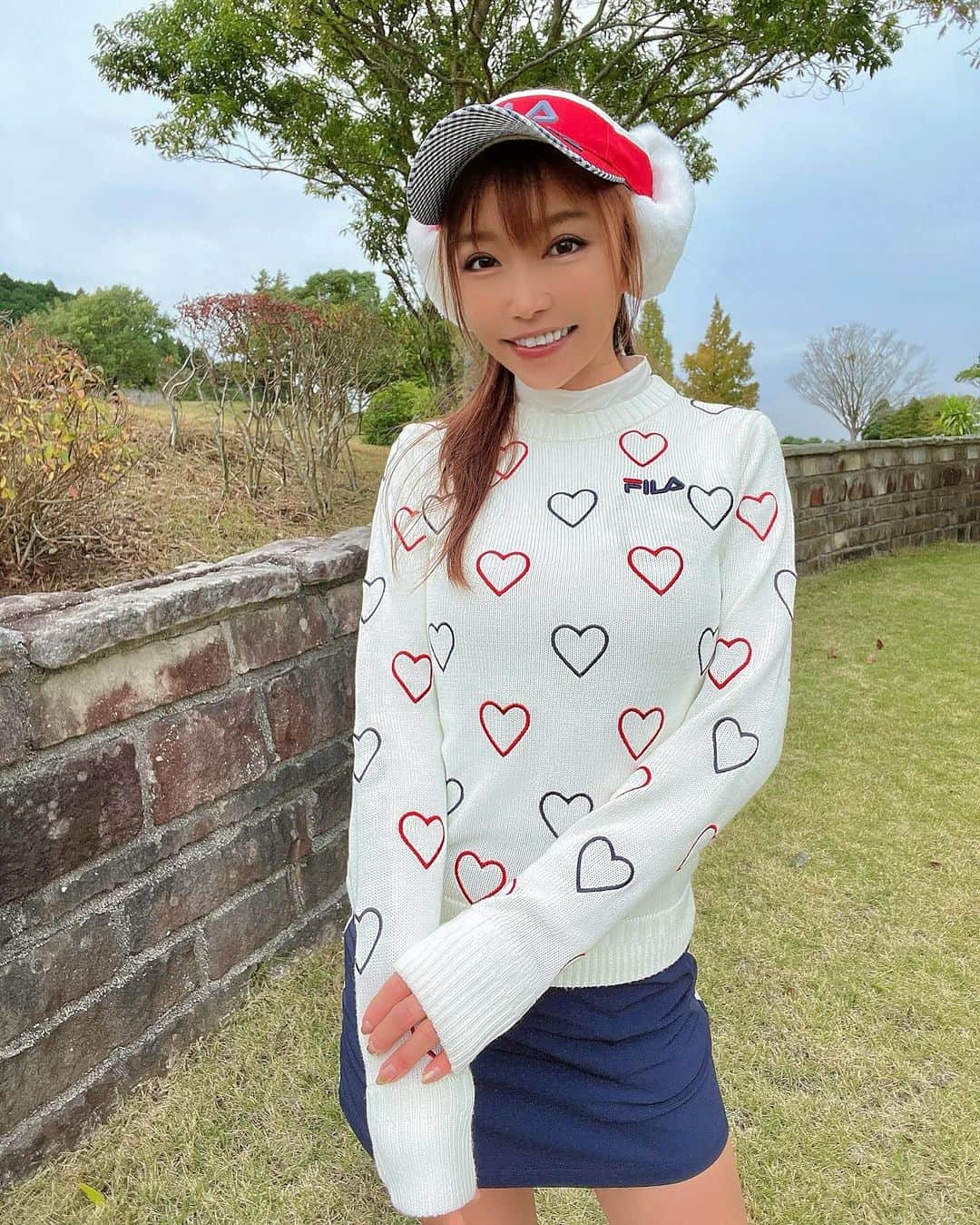 石関いづみさんのインスタグラム写真 - (石関いづみInstagram)「♡♡♡  オークビレッヂでのYouTube撮影⸝⋆⸝⋆  この日はフィラさんコーデに☺︎ @filagolf_jp   ハート柄がとってもキュートで 羊毛混ニットで柔らかい肌触りなの ໒꒱· ﾟ   可愛くなり過ぎないカラーリングで 大人にも着用しやすいオススメのアイテムだよ🫶  いづみん着用は color /White size / XS ． ． ． ． ． #PR #フィラゴルフ #filagolf #ゴルフ5 #ゴルフコーデ #ゴルフウェア #いづみんコーデ #いづみんゴルフ #izumingolf #golfwear #golf #オークビレッヂ #golfgirls」11月26日 17時23分 - izumingolf