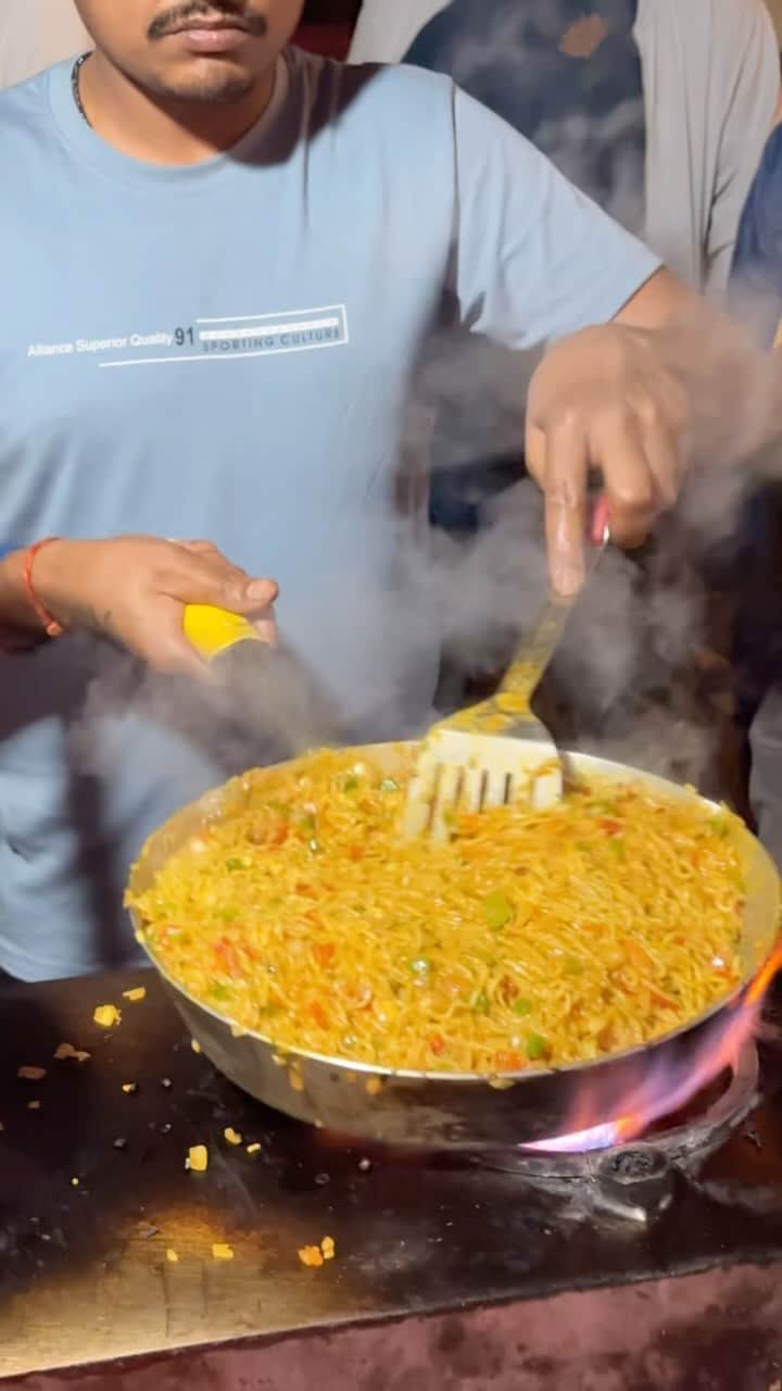 Karan Duaのインスタグラム：「Gurgaon Ka Crorepati MAGGI Wala 😀  30min Waiting Ke Baad Milegi Apko Maggi  #dilsefoodie #food #maggi #love #streetfood」