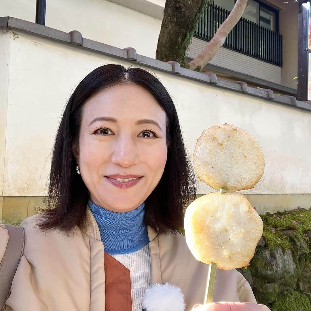 馬場典子のインスタグラム：「ロケの合間に買い食い😋 ちりめん山椒天。  #グルメではなく食いしん坊 #馬場典子 #ばばちゃんネル」