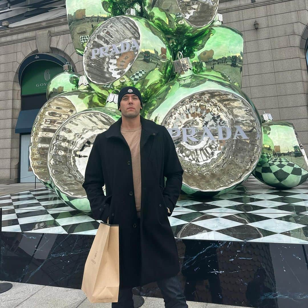 ジュリアン・カンのインスタグラム：「Christmas shopping 🎄 🛍️」