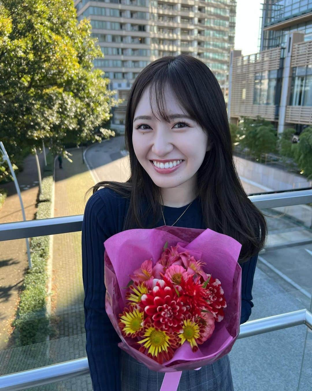 伊藤彩華さんのインスタグラム写真 - (伊藤彩華Instagram)「ちょっと前にいただいたお花💐 もらうと一瞬で悩み事とかなくなる♡  #お花 #花束 #flowers #六本木 #ミッドタウン #ブルベ」11月26日 17時30分 - ayaka_ito_official