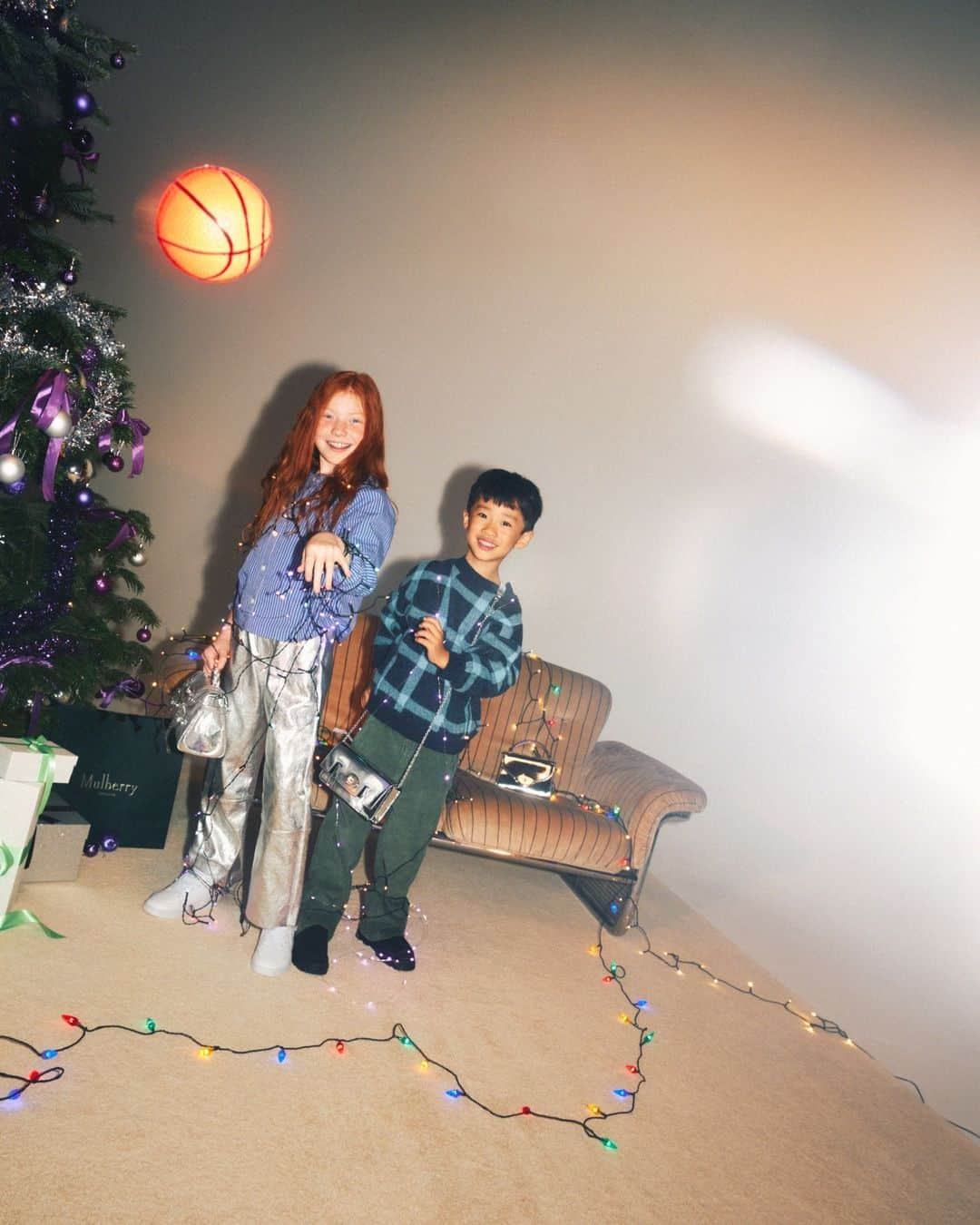 マルベリーのインスタグラム：「In celebration of Christmas chaos.  #MulberryGifts」