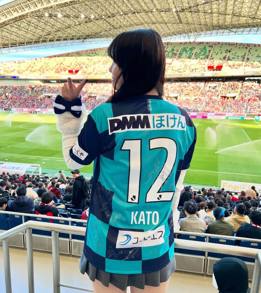 加藤愛梨さんのインスタグラム写真 - (加藤愛梨Instagram)「⚽️❤️‍🔥 白熱した試合、一体感のある応援に感激、、、 初めてのJリーグ観戦でした🔥 サッカー詳しくなりたい！！！ ウイイレのサロモンコウチーニョしか知識がないため、これからルールも歴史も勉強したいです🔥   #アビスパ福岡  #アビスパ  #浦和レッズ  #jリーグ #サッカー観戦  #サッカー女子」11月26日 17時32分 - l_ovepear