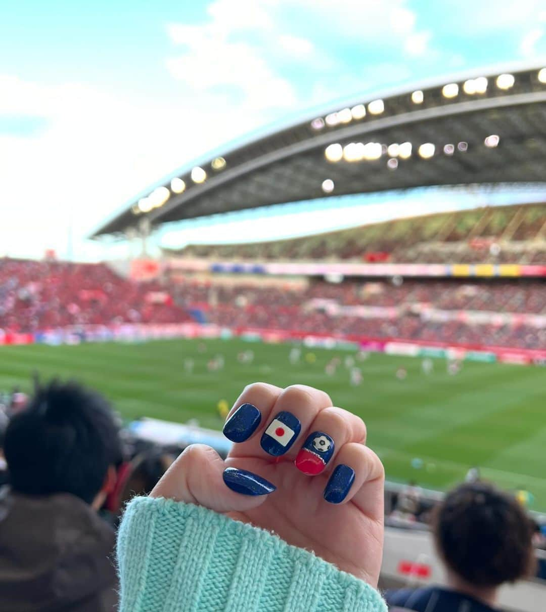 加藤愛梨さんのインスタグラム写真 - (加藤愛梨Instagram)「⚽️❤️‍🔥 白熱した試合、一体感のある応援に感激、、、 初めてのJリーグ観戦でした🔥 サッカー詳しくなりたい！！！ ウイイレのサロモンコウチーニョしか知識がないため、これからルールも歴史も勉強したいです🔥   #アビスパ福岡  #アビスパ  #浦和レッズ  #jリーグ #サッカー観戦  #サッカー女子」11月26日 17時32分 - l_ovepear