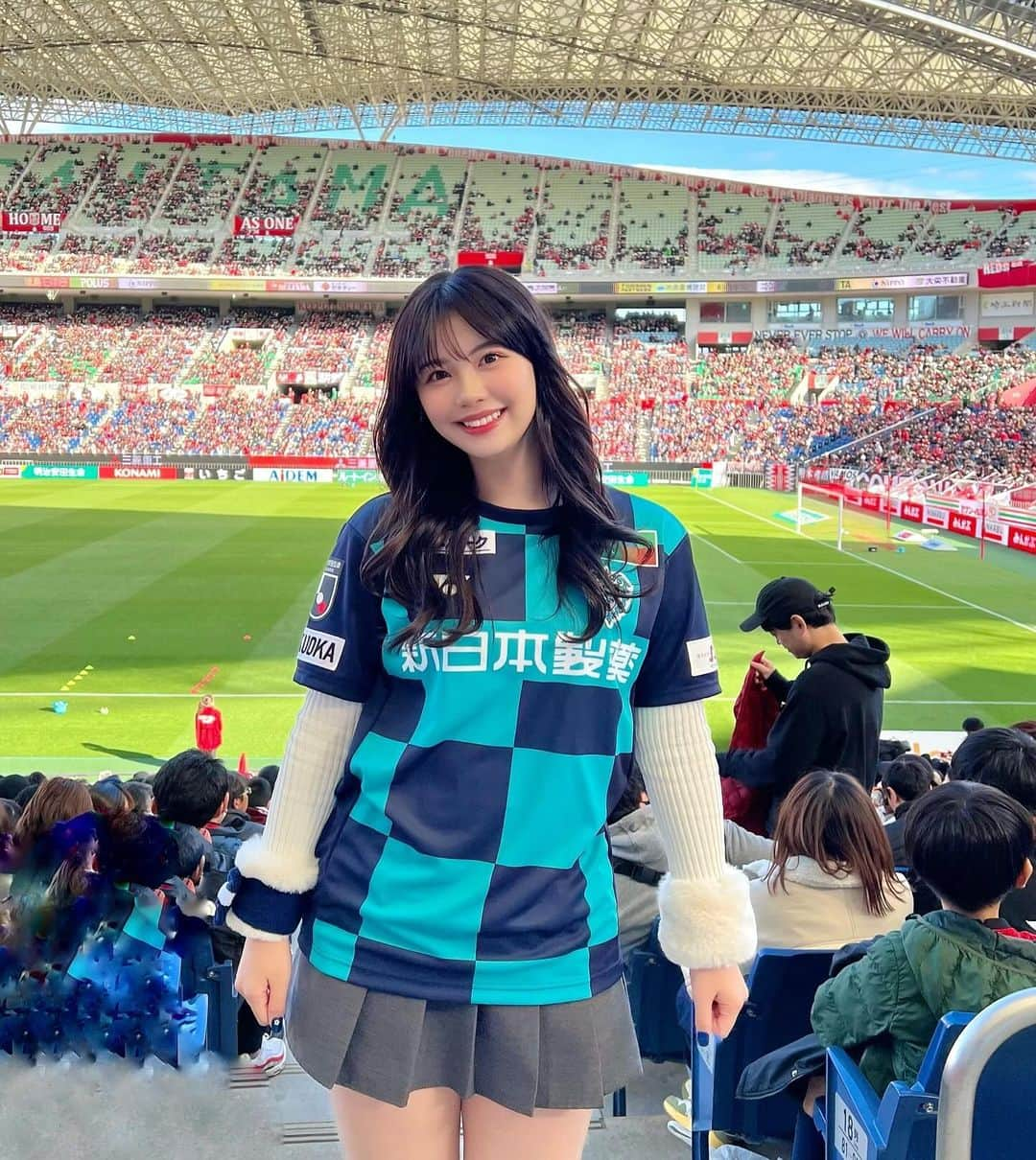 加藤愛梨さんのインスタグラム写真 - (加藤愛梨Instagram)「⚽️❤️‍🔥 白熱した試合、一体感のある応援に感激、、、 初めてのJリーグ観戦でした🔥 サッカー詳しくなりたい！！！ ウイイレのサロモンコウチーニョしか知識がないため、これからルールも歴史も勉強したいです🔥   #アビスパ福岡  #アビスパ  #浦和レッズ  #jリーグ #サッカー観戦  #サッカー女子」11月26日 17時32分 - l_ovepear