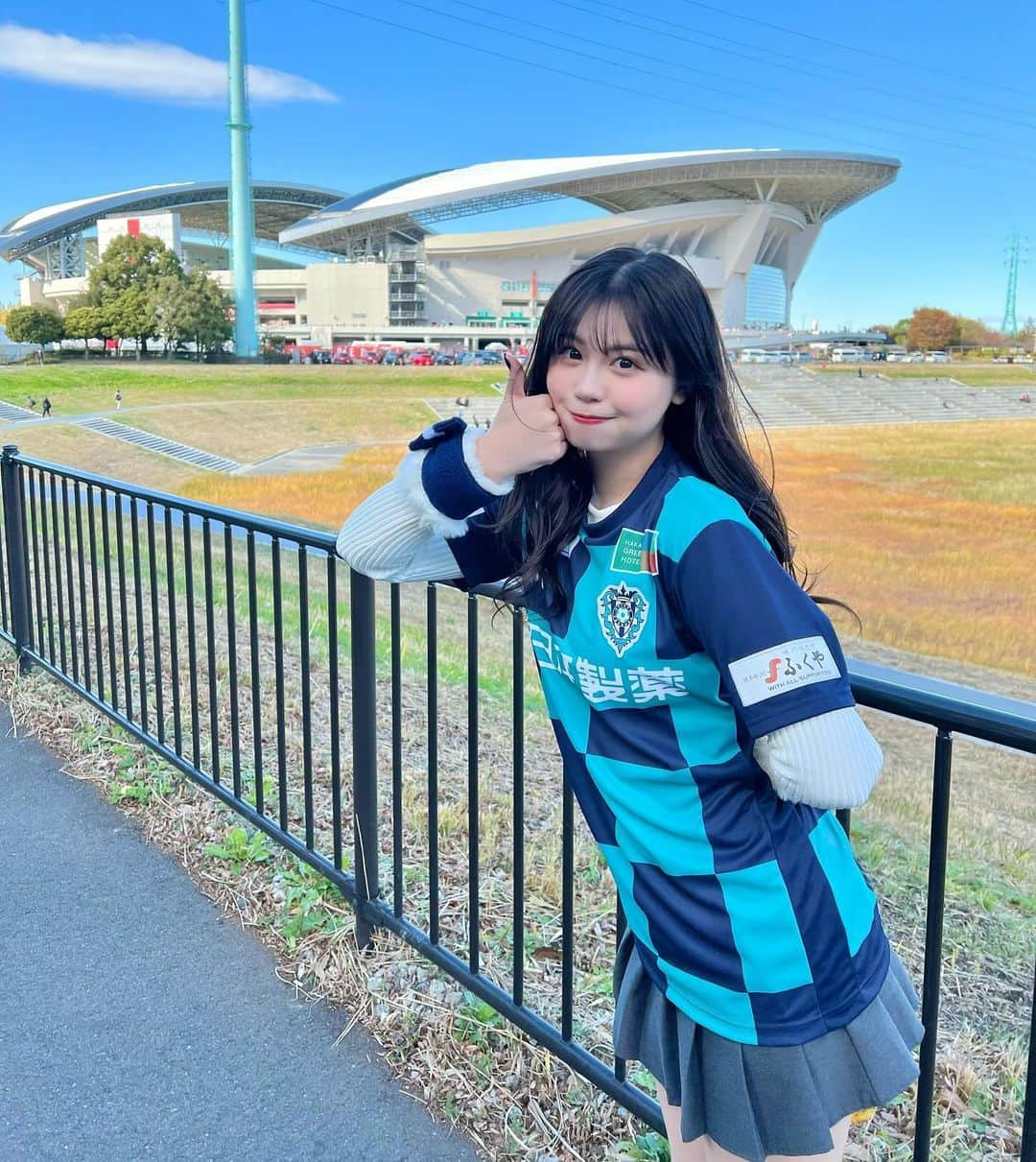 加藤愛梨さんのインスタグラム写真 - (加藤愛梨Instagram)「⚽️❤️‍🔥 白熱した試合、一体感のある応援に感激、、、 初めてのJリーグ観戦でした🔥 サッカー詳しくなりたい！！！ ウイイレのサロモンコウチーニョしか知識がないため、これからルールも歴史も勉強したいです🔥   #アビスパ福岡  #アビスパ  #浦和レッズ  #jリーグ #サッカー観戦  #サッカー女子」11月26日 17時32分 - l_ovepear