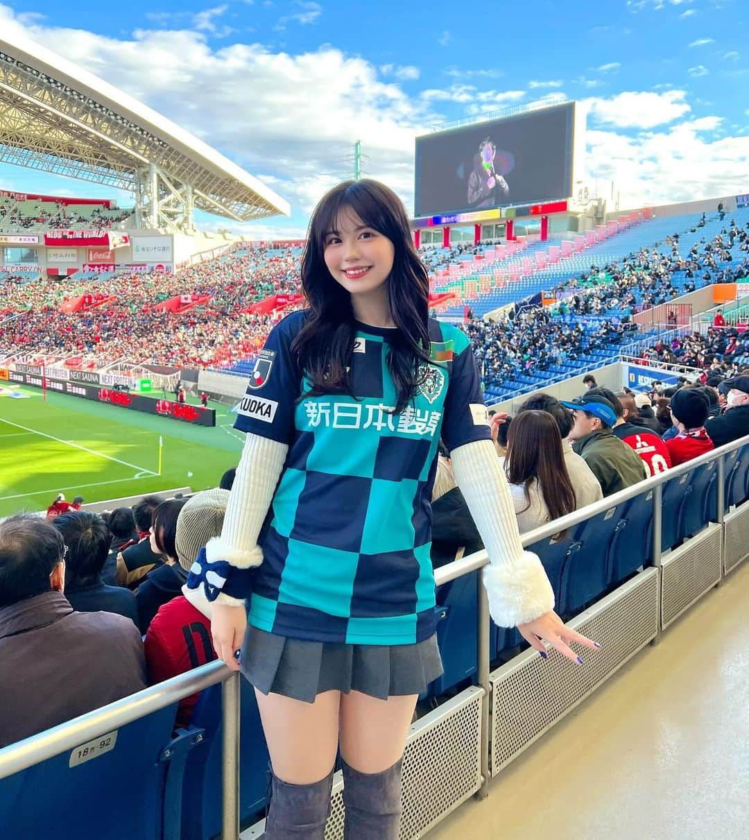 加藤愛梨さんのインスタグラム写真 - (加藤愛梨Instagram)「⚽️❤️‍🔥 白熱した試合、一体感のある応援に感激、、、 初めてのJリーグ観戦でした🔥 サッカー詳しくなりたい！！！ ウイイレのサロモンコウチーニョしか知識がないため、これからルールも歴史も勉強したいです🔥   #アビスパ福岡  #アビスパ  #浦和レッズ  #jリーグ #サッカー観戦  #サッカー女子」11月26日 17時32分 - l_ovepear