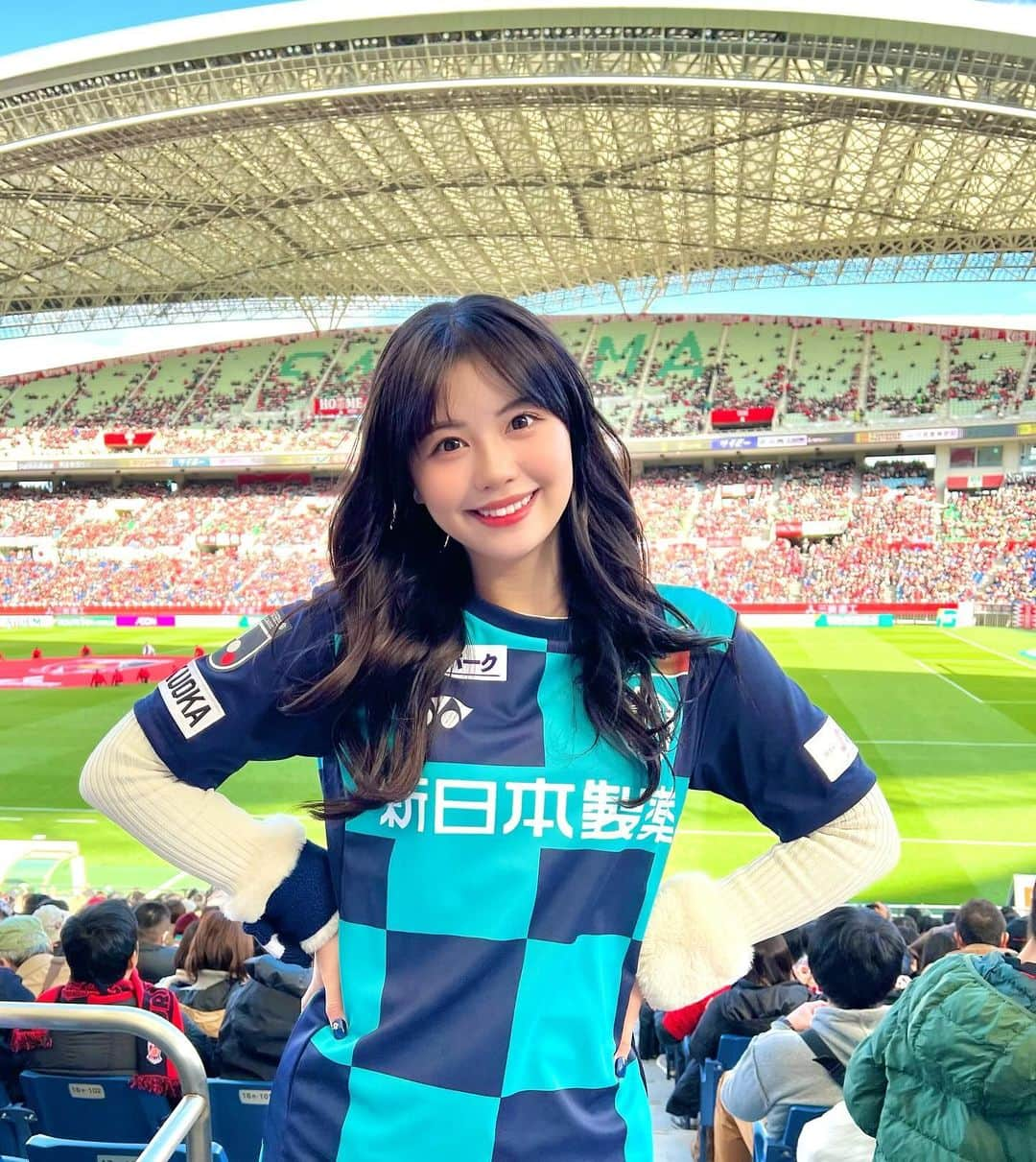 加藤愛梨のインスタグラム：「⚽️❤️‍🔥 白熱した試合、一体感のある応援に感激、、、 初めてのJリーグ観戦でした🔥 サッカー詳しくなりたい！！！ ウイイレのサロモンコウチーニョしか知識がないため、これからルールも歴史も勉強したいです🔥   #アビスパ福岡  #アビスパ  #浦和レッズ  #jリーグ #サッカー観戦  #サッカー女子」