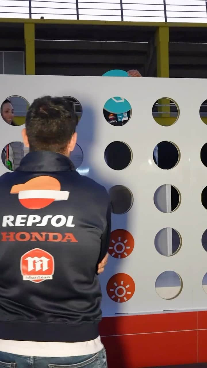 藤波貴久のインスタグラム：「Este fin de semana hemos tenido a dos campeones jugando a nuestro Conecta4. Todavía estáis a tiempo de disfrutarlo hoy en la Fan Zone del @circuitvalencia📍  ¿Os animáis?😉 ¡Hay premios en juego!」