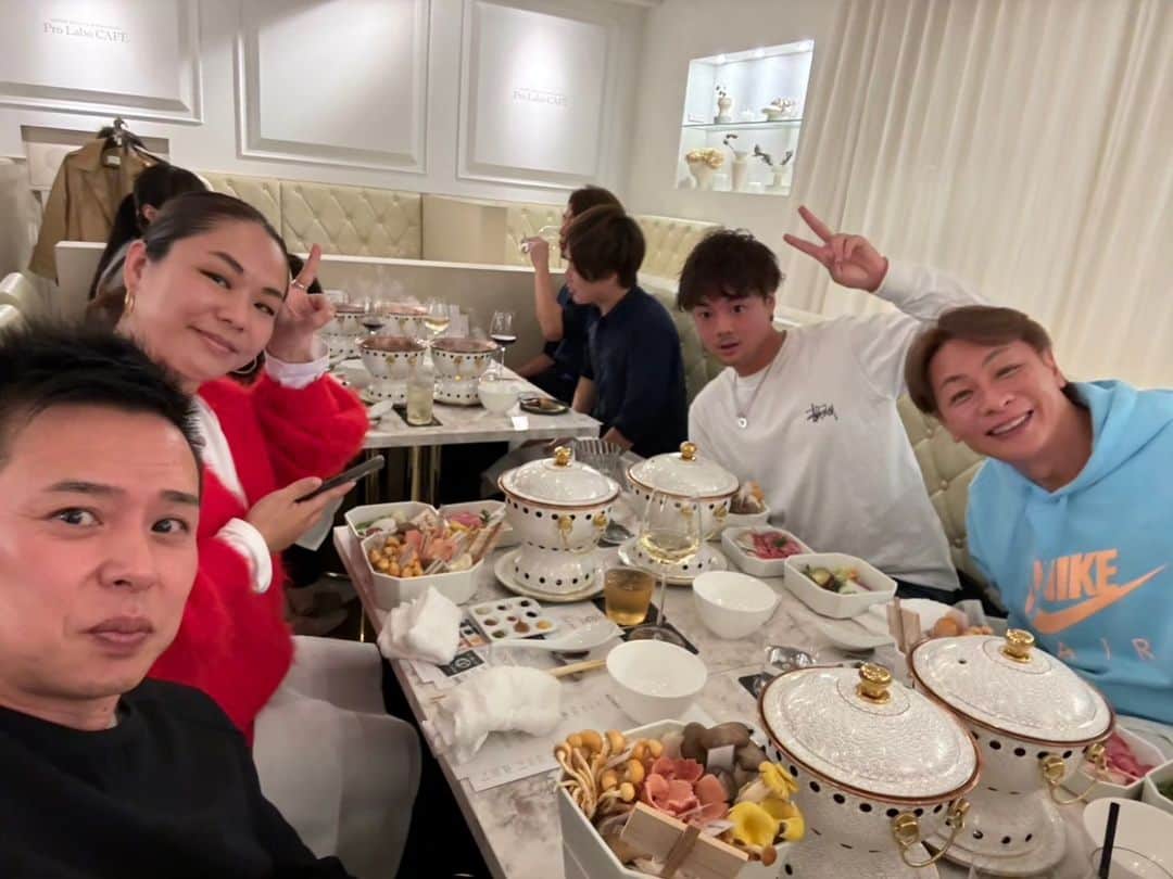 小椋ケンイチ(おぐねー)のインスタグラム：「新宿三丁目にオープンした エステプロラボ　presents 『菌シャリ』🍄✨❤️ 名前の通り キノコ鍋のお店です‼️ 今回は広尾のサロン@salondesmilon  スタッフで軽い忘年会‼️ 筋膜リリースのマシーンもプロラボ製品なので 何かとお世話になっています✨✨💪✨ 二時間近くのコースメニューのみだけど 大満足の品々❤️ 女子会には最高のキノコ鍋ですね😂🍲✨」
