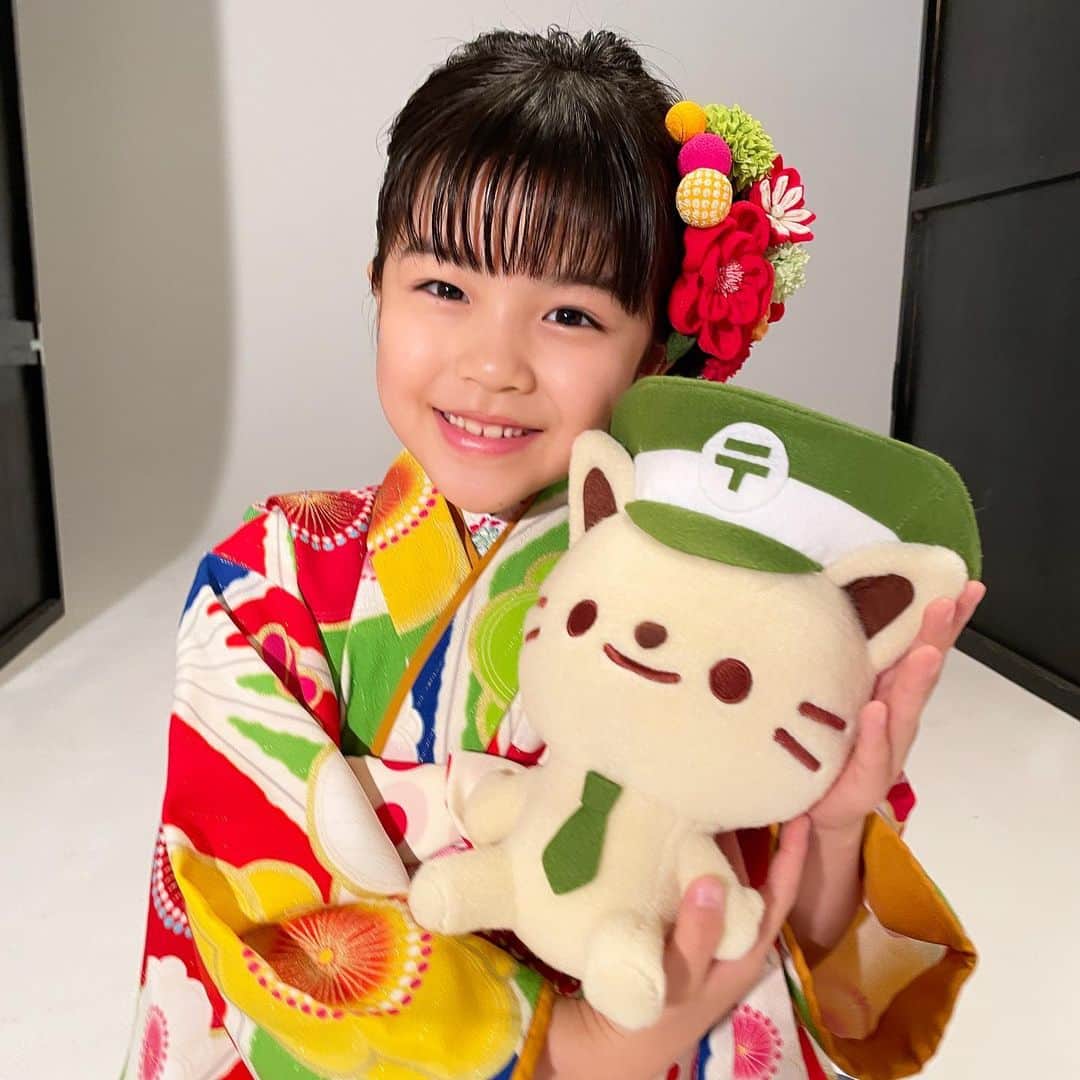 加藤柚凪さんのインスタグラム写真 - (加藤柚凪Instagram)「⭐ゆずからのお知らせです⭐ ふみいろ年賀状2024 一昨年・昨年につづきましてイメージキャラクターを させていただくことになりました。  またふみにゃんに会えた～😆💕 今回は、だっこしたら、 ふみにゃん、なんかちょっと小さくなった？ って思ったよ🙃 ゆずが少しおねえさんになったみたい‼️👧✨ お着物と髪飾りがフルーツの盛り合わせみたいで おいしそうでした😋🍓🍍  年賀状なんて書こうかなぁ😀  ふみいろ年賀状、 ぜひご覧くださいませ☆  #ふみいろ年賀状 #ふみにゃん #永瀬ゆずな @yuzuna_nagase」11月26日 17時36分 - yuzuna_nagase