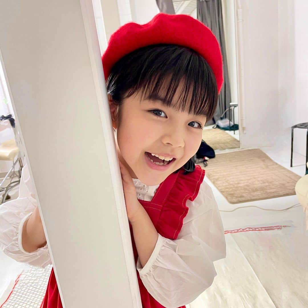 加藤柚凪さんのインスタグラム写真 - (加藤柚凪Instagram)「⭐ゆずからのお知らせです⭐ ふみいろ年賀状2024 一昨年・昨年につづきましてイメージキャラクターを させていただくことになりました。  またふみにゃんに会えた～😆💕 今回は、だっこしたら、 ふみにゃん、なんかちょっと小さくなった？ って思ったよ🙃 ゆずが少しおねえさんになったみたい‼️👧✨ お着物と髪飾りがフルーツの盛り合わせみたいで おいしそうでした😋🍓🍍  年賀状なんて書こうかなぁ😀  ふみいろ年賀状、 ぜひご覧くださいませ☆  #ふみいろ年賀状 #ふみにゃん #永瀬ゆずな @yuzuna_nagase」11月26日 17時36分 - yuzuna_nagase