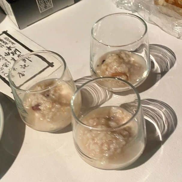 財前直見さんのインスタグラム写真 - (財前直見Instagram)「🍙 今日は、岐阜県恵那市で行われている「全国発酵食品サミットinえな」に参加させていただきました 発酵仮面こと小泉武夫先生と御一緒だったのですが、先生の楽しくてパワフルなお話に圧倒されました！😄 家からは、食べる甘酒と梅醤油漬け、糀納豆を持っていったのですが、先生からはとても珍しい発酵食品などの紹介もあって、皆さん驚かれていました ベランダからの、紅葉🍁も綺麗でした🤗 来てくださった皆さん、ありがとうございました❗ 🍙 #岐阜 #恵那 #全国発酵食品サミットin #えな #発酵仮面 #小泉武夫先生 #発酵食品 #食べる甘酒 #梅醤油漬け #糀納豆 #直見工房 #皆さんに感謝 #財前直見 #🍙 #canaco @canaco_official_」11月26日 17時39分 - naomi_zaizen_official