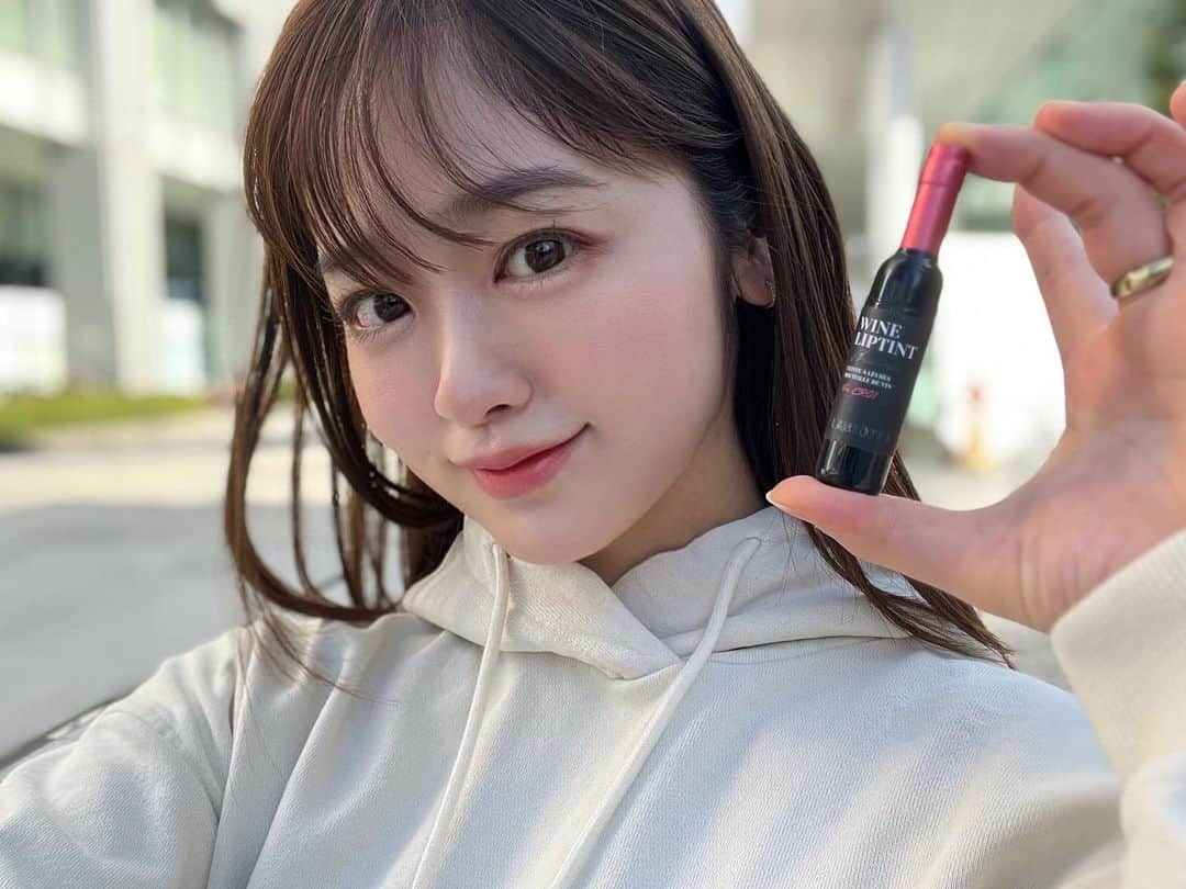 池田裕子のインスタグラム：「【LABIOTTE】 シャトーワインリップティント @labiotteofficial  ワインボトルをモチーフにしたパッケージがかわいいティントリップ💄  強力でクリアな発色とカラー感がかわいい❤️  そして最大の特徴は何と言っても、ワインが唇に染みるように長持ちするロングラスティング！！ 本当にビックリする程落ちないよ〜！  ウォーム/クールトーンに関係なくきれいに毎日使えるカラー構成なのも嬉しい☺️  👄シラーズレッド 👄ソーヴィニヨンピンク 👄 ロゼコーラル 👄シャルドネオレンジ  私のお気に入りは一番ナチュラルなロゼ・コーラル！ 1枚目の画像ではこちらをつけています。  Qoo10で「ワインティント」と検索すれば見つかるので検索してみてね！  #PR #ラビオッテ #labiotte #ティント推薦 #ワインティント #クリスマスプレゼント」