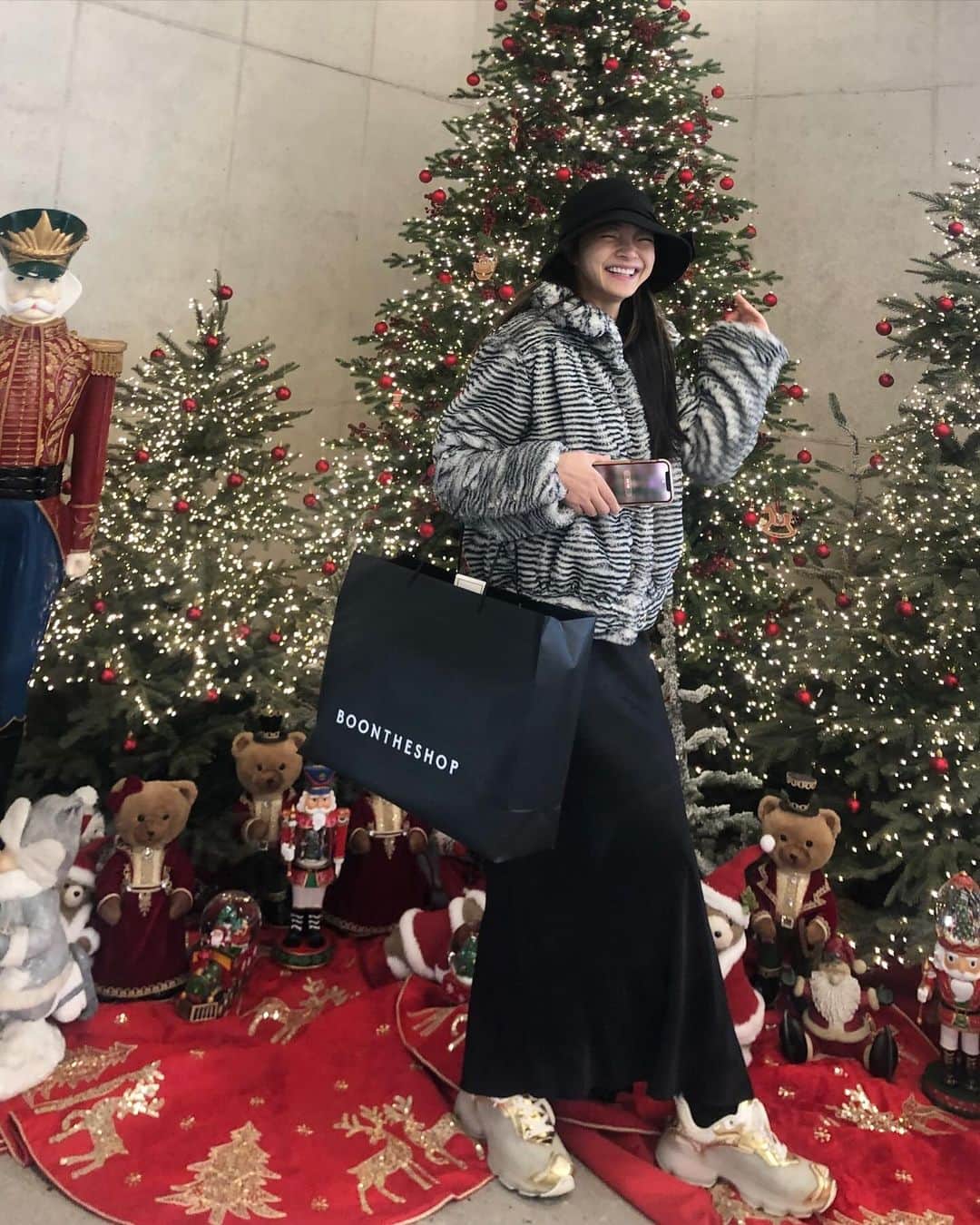 ソ・ヒョリムのインスタグラム：「오랜만에 샵에 갔더니 벌써 #크리스마스 분위기네🎄 우리 원장님이랑 사진도 남기고🤣  올해 나의 첫 크리스마스 선물은 #라페르바 @la_perva 감동이예요🥰어쩜이렇게 제가 사용하고 있는 제품들로 픽 해주셨는지 그 센스 어쩔거예요😍  10여년전 분더샵1층에  라페르바가 생기고 뷰티의 신세계를 알려준 나의 추억이 있는 곳💕 엄청 애정하는 나의 방앗간😍」