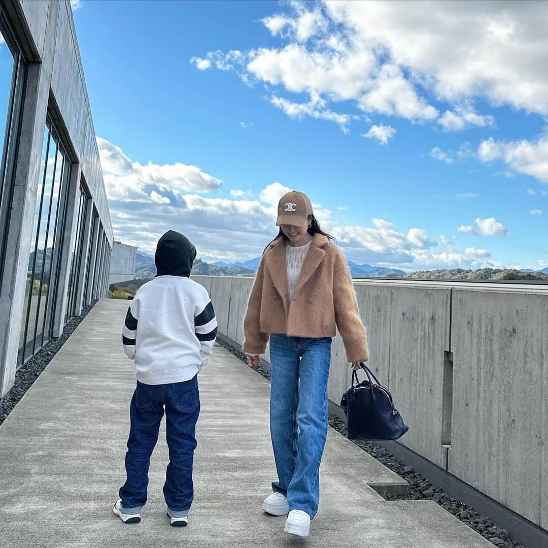 kyoco_ococのインスタグラム：「週末カジュアルコーデ👖👟  @charmante__femme の透け感ブラウスが着たくて🤍 ずっと可愛いなって狙ってて この前のPOP UPでGETして早速🤭  寒いかなぁと思ったけど シャギーコートが想像以上に温かくて👏🏻 更にショート丈で動きやすくて 子供とアクティブに過ごす日にも良きだった🚗  outer @_bluelea_  blouse @charmante__femme  denim @zara bag @hermes cap/sneaker @celine」