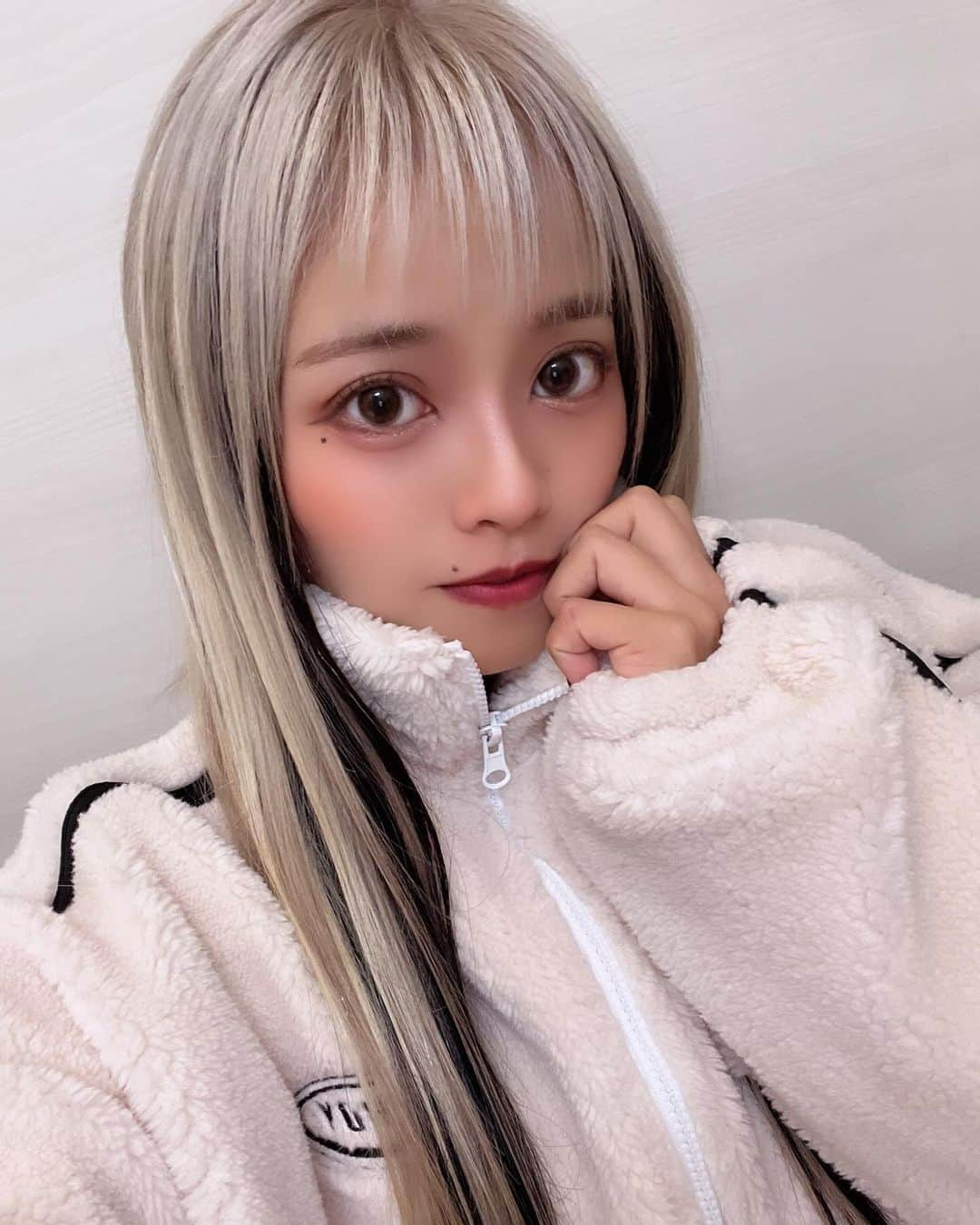 ラムさんのインスタグラム写真 - (ラムInstagram)「美容院行った日ってそれだけでるんるんするよね🥰💗💗 . 毎日自分に魔法かけてあげるの大事だよね〜今日も可愛いよーってね🤭❣️ . .  #burlesquetokyo #バーレスク東京  #六本木 #showgirl #showdancer  #blackflow #ちびっこギャング #金髪ロング #プルエクステ #インナーカラー #fashion #ギャル  #롯폰기 #바레스크도쿄 #일본 #도쿄」11月26日 17時52分 - lam_burlesque_