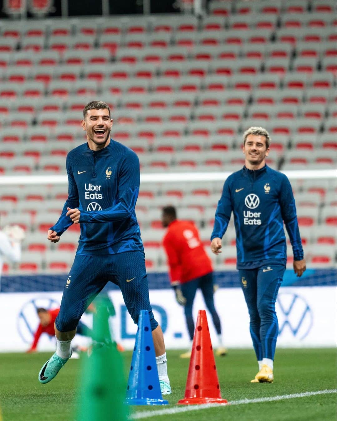 のインスタグラム：「On vous souhaite un très bon dimanche 😁💙  #FiersdetreBleus」