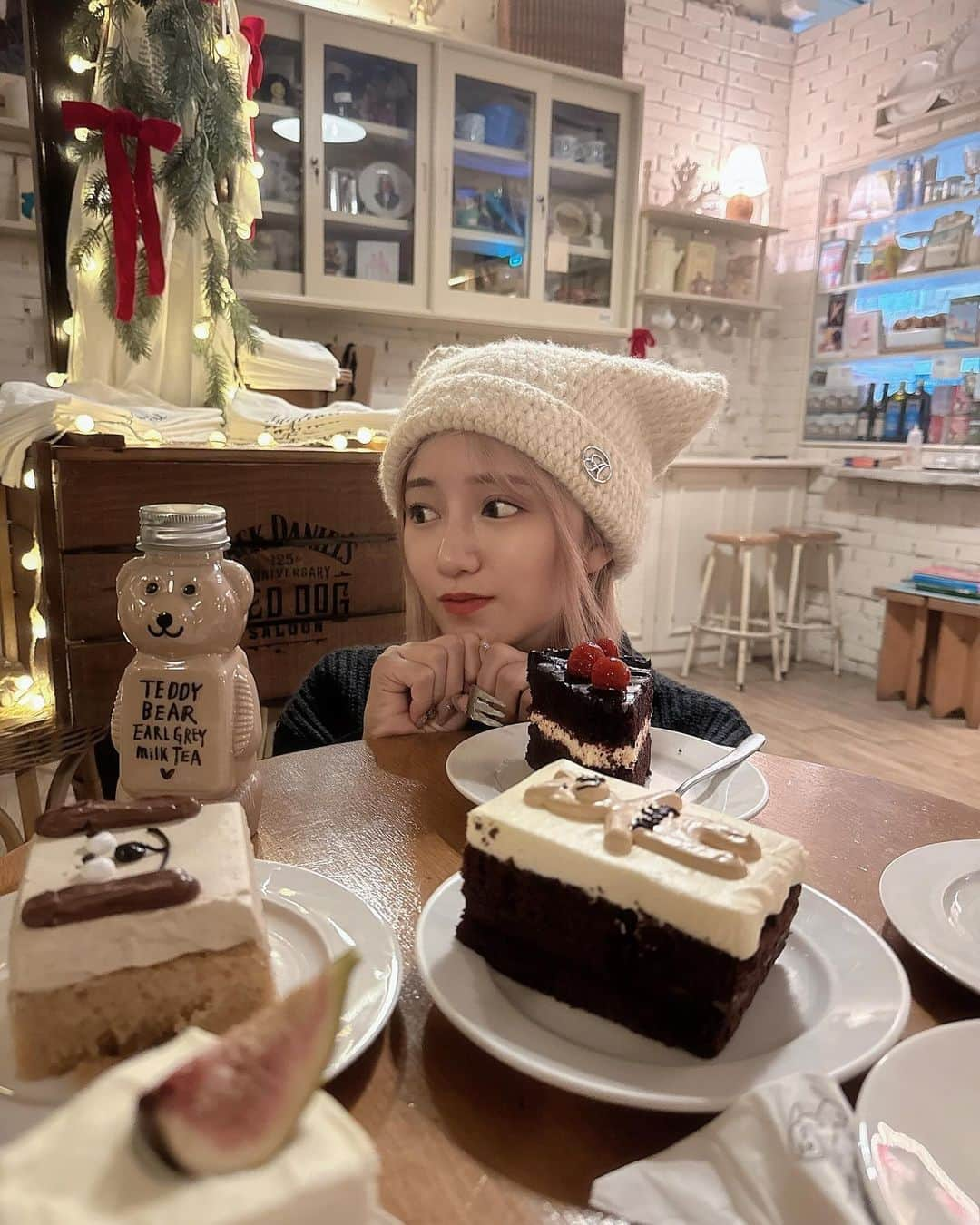 星名美怜さんのインスタグラム写真 - (星名美怜Instagram)「🖤🖤🖤 . 📍Cafe Highwaist   １８ Donhwamun-ro 11da-gil, Jongno-gu, Seoul, 韓国 5号線 鐘路3街駅6番出口 徒歩1分 3号線 安国駅4番出口 徒歩10分  映えすぎてこまる笑 かわいすぎない？🐶 . #mireinsta #みれいと韓国 #星名美怜  #cafehighwaist #益善洞 #益善洞韓屋村 #益善洞カフェ #安国カフェ #安国グルメ #ソウルカフェ #ソウル映えスポット #ソウル映えカフェ #카페 #카페스타그램 #카페투어 #카페그램 #카페탐방 #카페추천 #분위기카페 #카페디저트 #카페맛집 #디저트카페」11月26日 17時47分 - hoshina_mirei_official