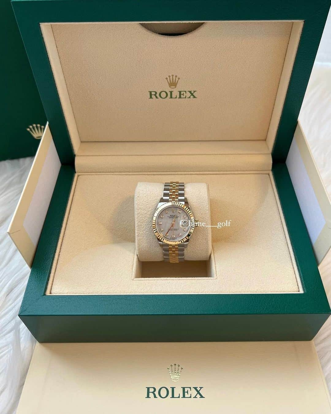 ちゃんしーのインスタグラム：「念願のRolex⌚️💓 3年間マラソンしてやっとgetできました🥹❤️‍🔥  どうしてもコンビがよくて ホワイトシェルの文字盤がとっても綺麗で キラキラが可愛い10p🥹❤️‍🔥  目の前に出てきたとき「わぁ〜」って 独り言いっちゃうくらい憧れてた時計👸🏼⌚️💓  ちょっと早めの一生物の クリスマスプレゼント🤶🎁💓 たくさん素敵な時を過ごしていこうと思います❤️‍🔥 頑張って働いてきてよかった。22歳♾️←  2枚目以降の写真は恵比寿で見つけた ちょっとおしゃれなテラスカフェ🤤💓  でも店員さんが塩対応で←こわかった。笑 ので、お店のタグはつけないでおく🧏🏼‍♀️ .  . . #rolex#ロレックス#ロレックスマラソン#デイトジャストコンビ#デイトジャストレディース#デイトジャスト#デイトジャスト28#恵比寿グルメ#恵比寿カフェ#恵比寿ガーデンプレイス#ゴルフ女子#ゴルフ男子#ゴルフ初心者#ごるふ女子#ごるふ男子#ゴルフコーデ#高尔夫#골프#美脚#ミニスカ」