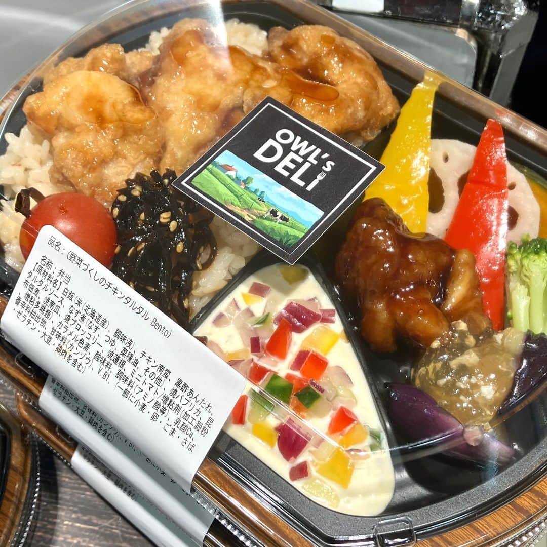 daimarusapporoさんのインスタグラム写真 - (daimarusapporoInstagram)「北海道の野菜たっぷりお惣菜🥗 地1階 ほっぺタウンに〈OWL's DELI アウルズデリ〉がオープン🎊  ランチタイムやいつもの食卓、特別な日のテーブルにも☺️  彩り豊かなお惣菜やサラダ、栄養満点のお弁当など 北海道の野菜をたっぷり使ったメニューがずらっと並びます🥗  ショーケースには、キッシュやラザニア、パイといった主役のお料理やマリネなどが勢ぞろい。 ヘルシーでボリュームたっぷりな、魅惑のラインナップです。  お弁当コーナーには、カラフルな野菜やお肉を楽しめるお弁当が。 お豆腐ハンバーグや野菜たっぷりチキンタルタルなどのメニューは、心もお腹も元気になりそう😉  その他にも、サラダの量り売りやハーブが香るチキンなど、毎日のご飯を彩ってくれるお惣菜がたくさん！ ぜひ店頭でご覧ください🥳  #大丸札幌 #アウルズデリ #owlsdeli #お惣菜 #デパ地下グルメ #デパ地下惣菜 #北海道食材 #札幌駅グルメ #お弁当  #持ち寄りパーティー #北海道野菜」11月26日 17時51分 - daimarusapporo