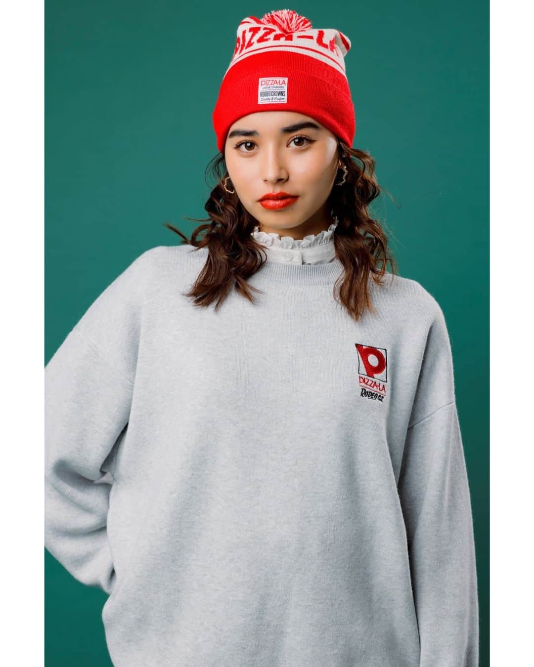 ロデオクラウンのインスタグラム：「#RCWB#RODEOCROWNS NEW ARRIVAL ▶11/27(MON) 発売スタート ━━━━━━━━━━━━━━━━━━━━━━ PIZZA-LA×RODEO CROWNS WIDE BOWL スペシャルコラボレーションアイテム発売！  実際にPIZZA-LA店舗スタッフが着用している スウェットをアレンジしたニットトップス。 ロゴをジャガードと刺繍で表現し、 フロントには、刺繍ロゴもON！ 男女兼用で着られる大きめのサイズです。  PIZZA-LAロゴとポンポンが可愛らしい ニットキャップは、シンプルコーデの アクセントにお勧めです！  PIZZA-LA CREW KNITトップス (426GAA01-014M) L/T.GRY_BLK SIZE：F／UNISEX ￥6,600(税込) 一部店舗・WEB STORE限定商品  PIZZA-LA ニットキャップ (420GAA01-019M) RED_BLK SIZE：F ￥4,290(税込)  @pizza_la_official  ━━━━━━━━━━━━━━━━━━━━━━ #RODEOCROWNSWIDEBOWL」