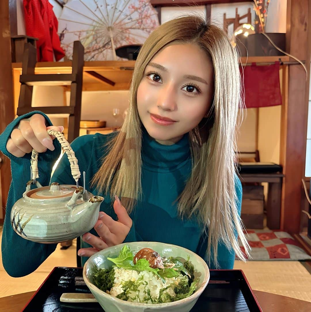 なーちゃんのインスタグラム：「・ 修善寺でたまたま見つけた穴場のご飯屋さん🍚 おばあちゃん家にきた気分になれるし居心地が良かった☺️💖 おにぎりとお茶漬けで迷ってお茶漬けにしたよ✨✨ 少しこだわりの味がして、いつもと違う感じのお茶漬けで美味しかった😋 ・ ・ ・ #穴場 #グルメ #和食 #修善寺 #伊豆 #静岡 #観光 #ランチ #古民家カフェ #あまね」