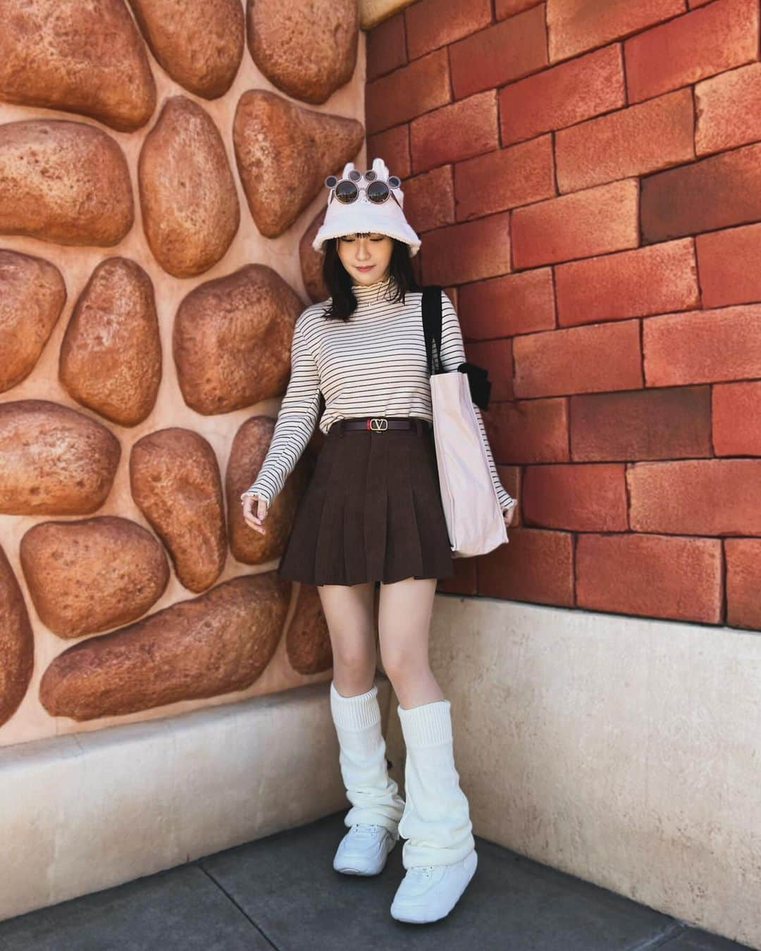 伊藤愛真さんのインスタグラム写真 - (伊藤愛真Instagram)「わかりづらいけどtoon townの壁🧸ディズニーコーデを見せたいって言ったら撮ってくれた優しい友達📷🤝🏻🤍」11月26日 18時02分 - __emagram