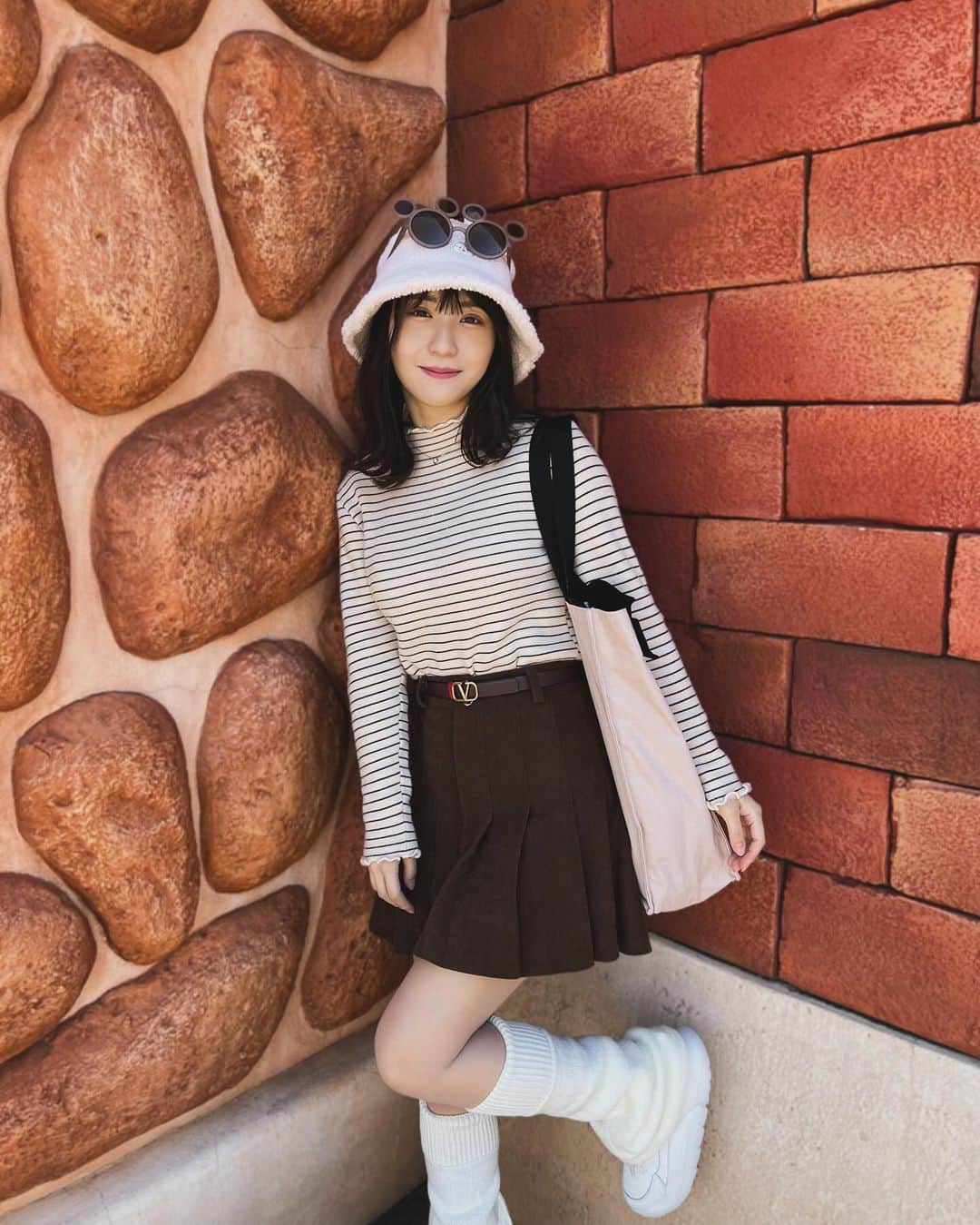 伊藤愛真のインスタグラム：「わかりづらいけどtoon townの壁🧸ディズニーコーデを見せたいって言ったら撮ってくれた優しい友達📷🤝🏻🤍」
