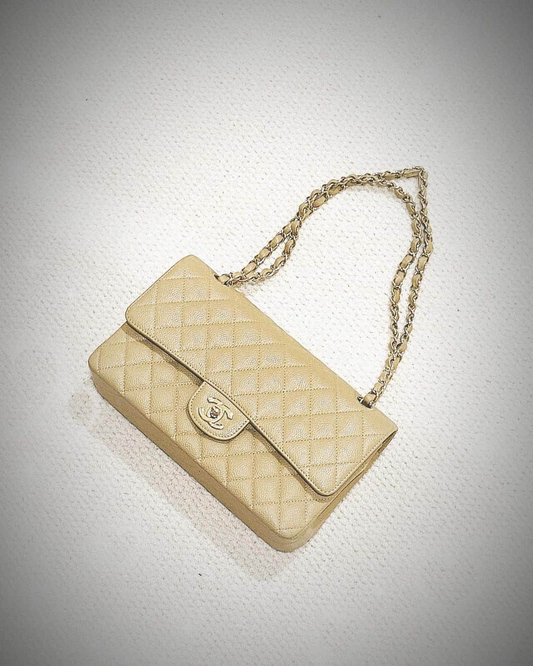 滝川その美のインスタグラム：「今も大切にしているお気に入りのCHANEL。 20年前に購入したMy first CHANEL😊 最初は黒かなと考えていましたが、美しいシャネルベージュにときめきました。 出会いですよね。バッグ一つも。 娘が誕生してからは、いつか娘に譲りたいと思うようになり若い時よりも大切に使っています❤️  #chanel  #mychanelstory #ママから娘へ」