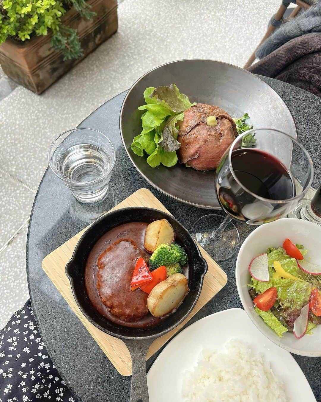 木田絵里香さんのインスタグラム写真 - (木田絵里香Instagram)「. 久々にまほとランチした日🥗 早い時間狙って行ったら空いててギリギリテラスも行ける気温だった🍂 . #shein#shein購入品#ca4la#lunch#ootd #コーデ#ランチ#テラス#テラスランチ#カフェ#東京カフェ」11月26日 17時55分 - erika_resexxy